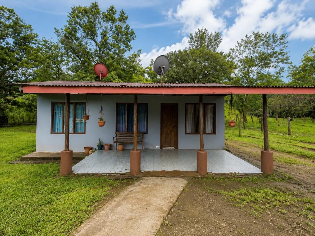 El terreno alcanza los 1.601,59 m², mientras que la construcción tiene un área de 102,90 m². La ficha también reporta un frente de 93,71 metros y un fondo de 25 metros.