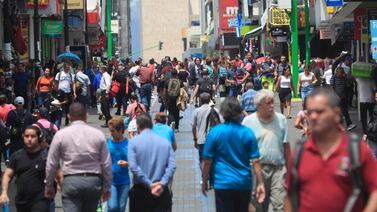 Cada vez hay más personas fuera de la fuerza laboral: cifra llega casi a dos millones. ¿Qué perfil tienen?