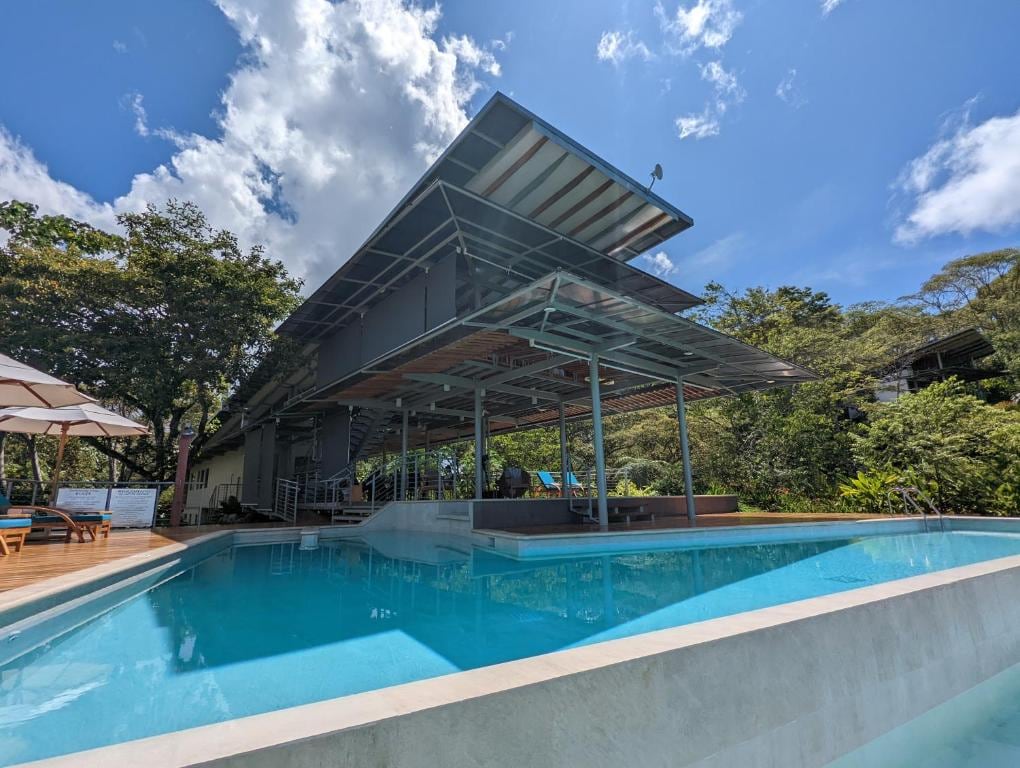 Eco-lodge rodeado de bosque.