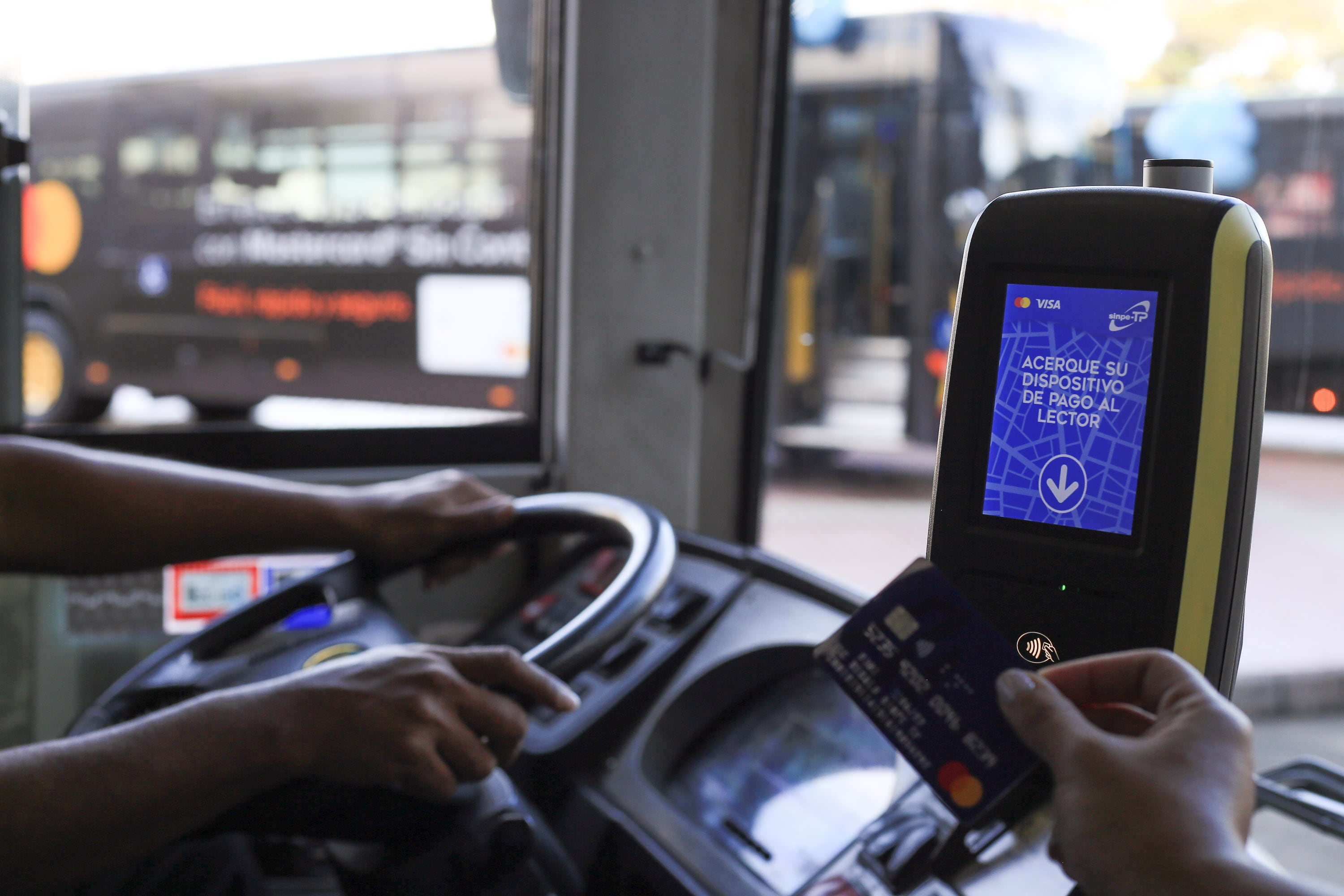 Inicio plan piloto pago electrónico en servicio de trasnporte público de autobuses. 29 abril 2022. Desde este viernes 29 de abril usted ya puede pagar con su tarjeta de crédito el pasaje de las dos primeras rutas de buses: Sabana-Estadio y Sabana-Cementerio. El acto de presentación se hizo en el Estadio Nacional y estuvo presente el presidente del país, Carlos Alvarado, la primera dama, Claudia Dobles y el ministro de Transportes, Rodolfo Méndez Mata. Foto: Roberto Carlos Sánchez @rosanchezphoto