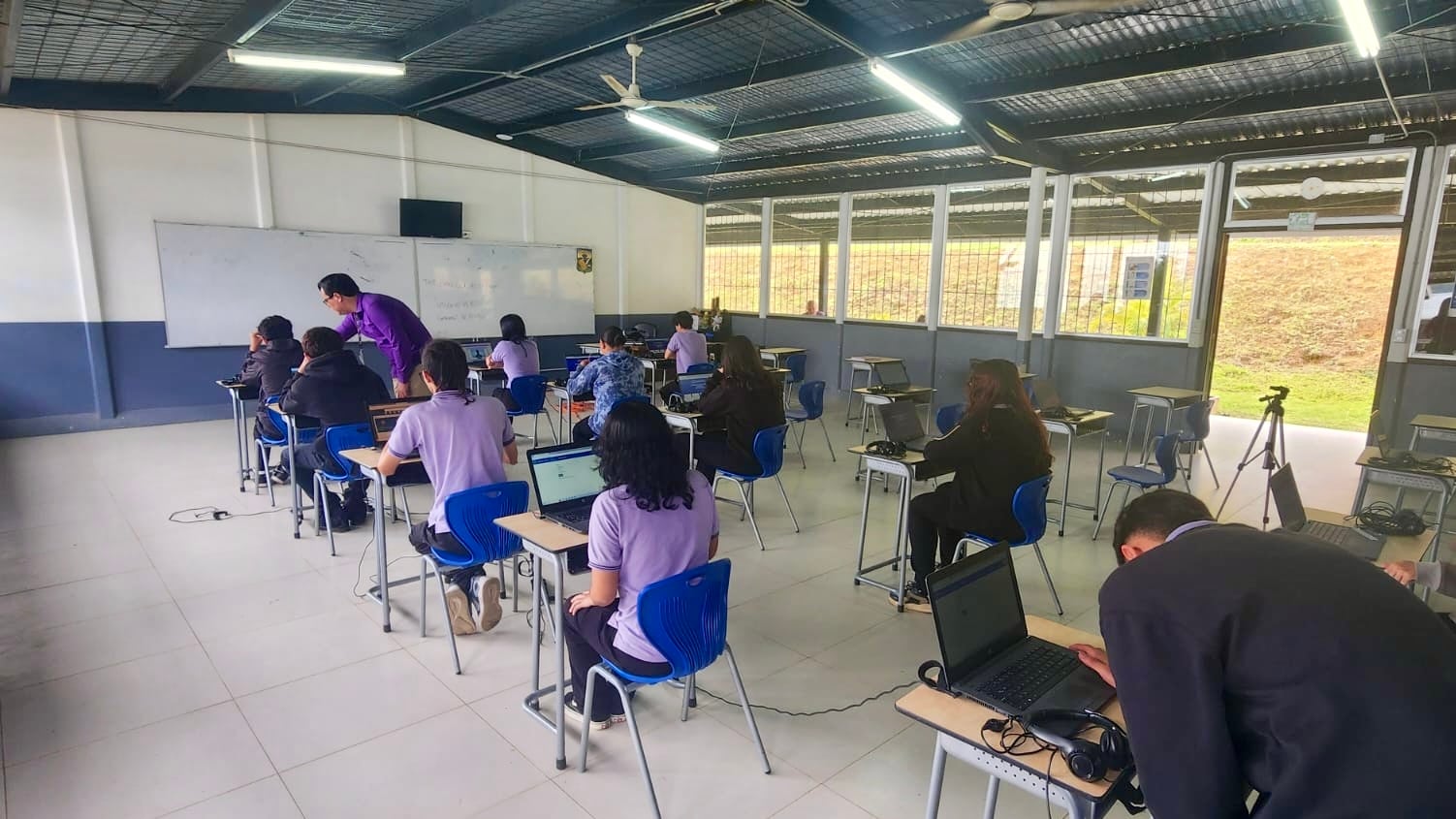 La UCR aplicó una prueba escrita a los estudiantes del MEP. Según Allen Quesada, director de la Escuela de Lenguas Modernas de la Universidad de Costa Rica, es la primera vez que se realiza algo así en América Latina.