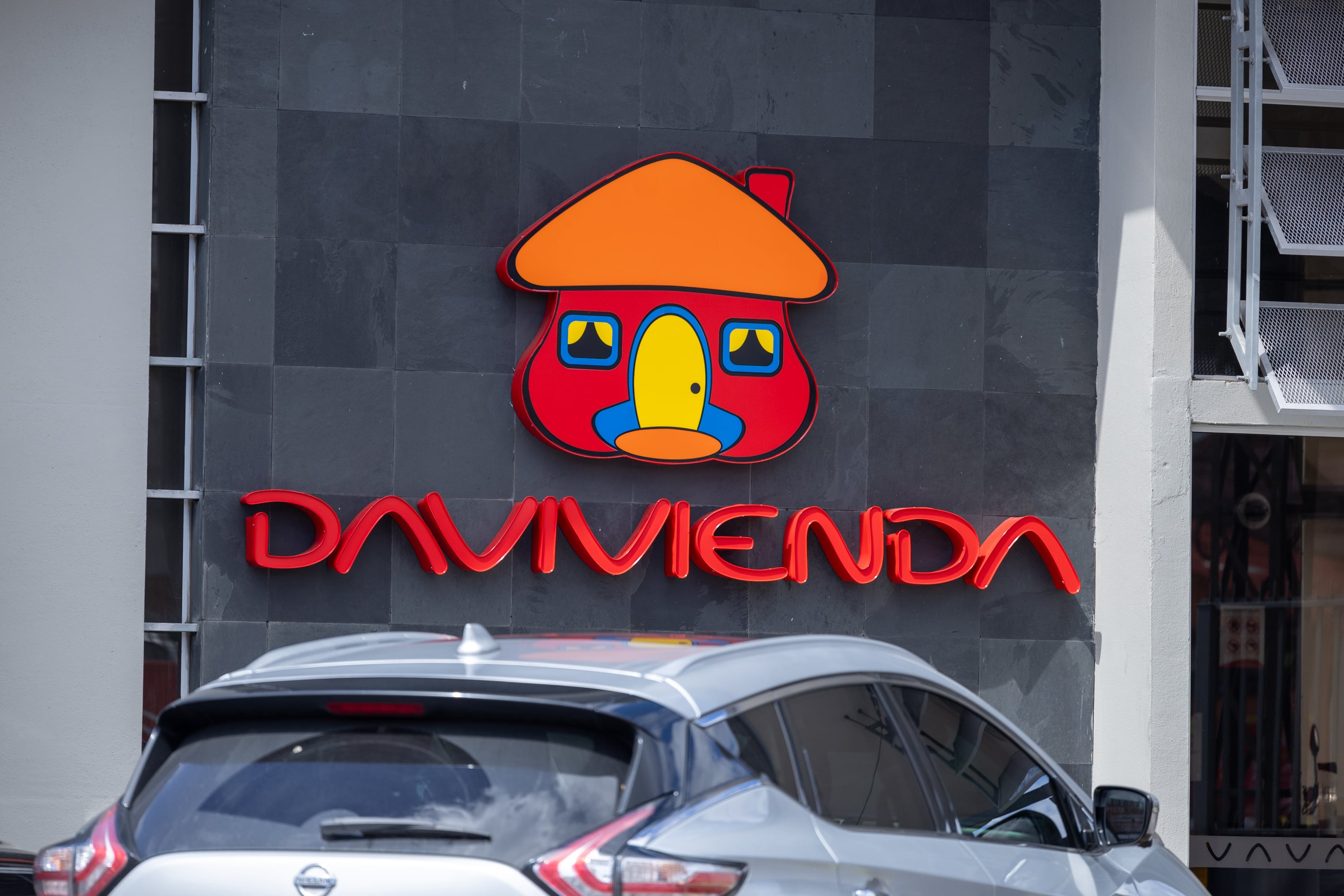 Fotografías ilustrativas de las fachadas del los edificios de Davivienda y Scotiabank.