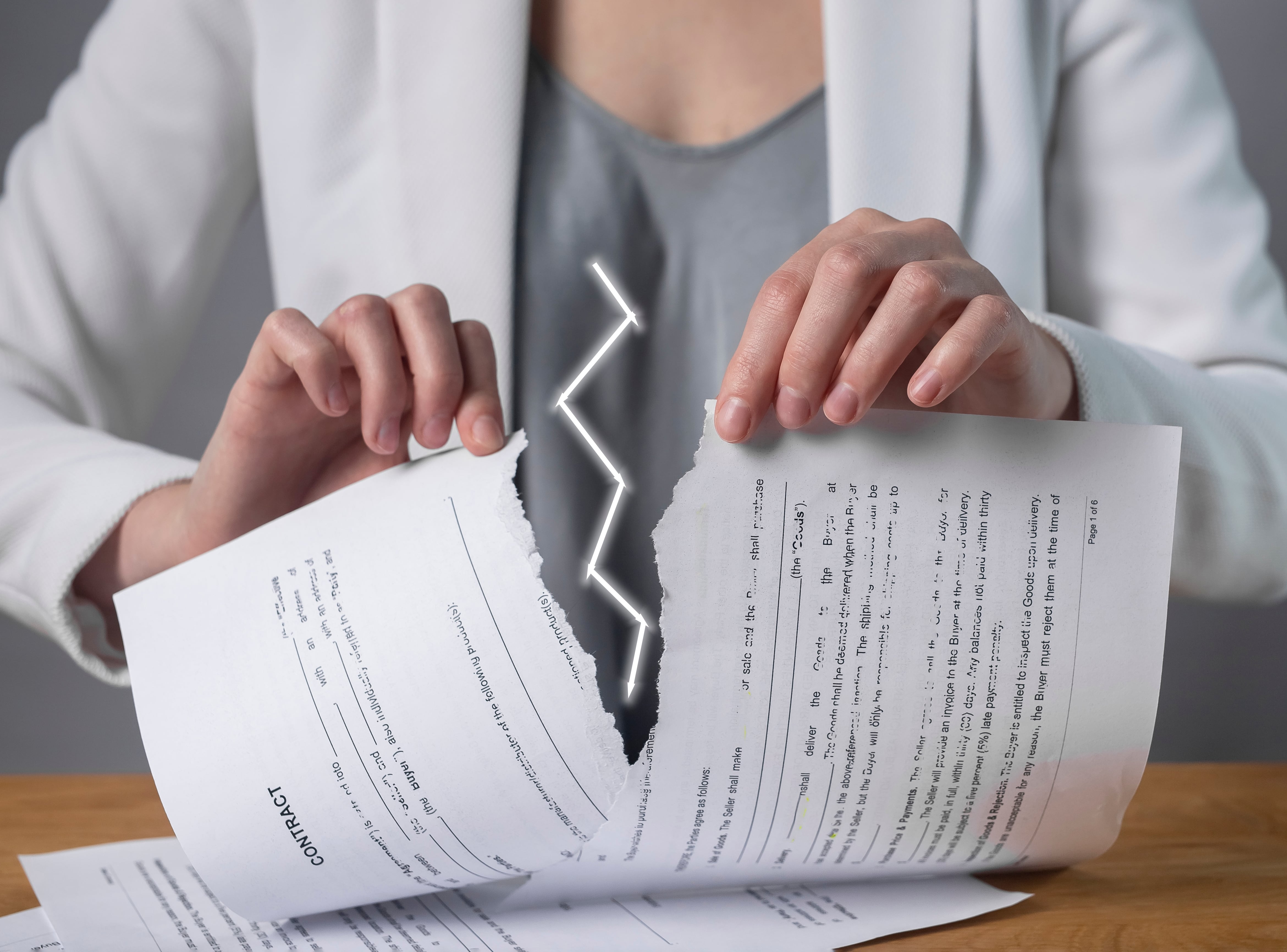Mujer rompiendo un papel o contrato