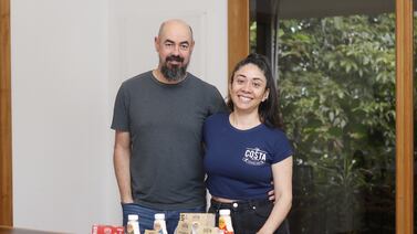 El humus que crearon con recetas mediterráneas gustó en fiestas de amistades; ahora se encuentra en supermercados