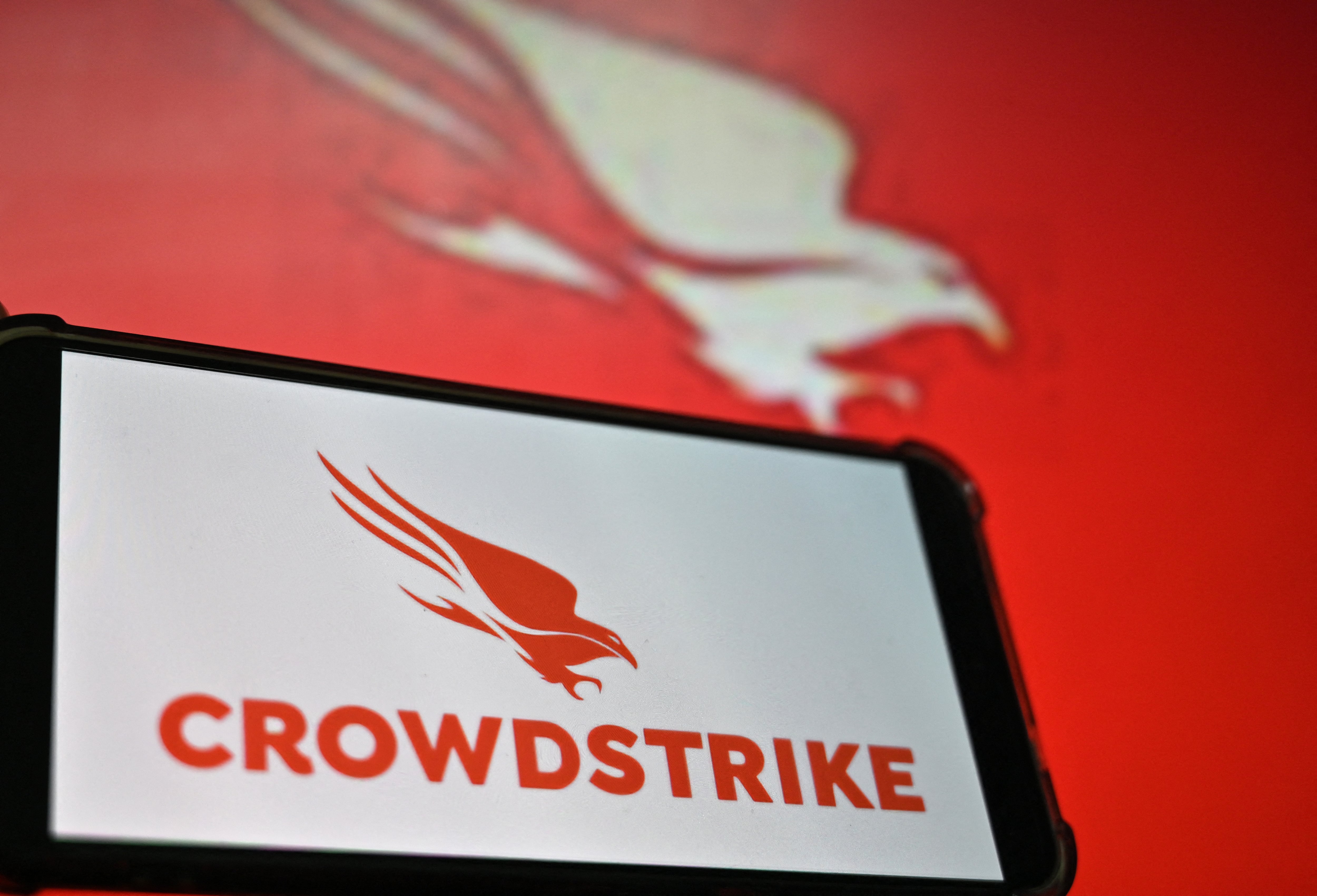 Esta ilustración fotográfica tomada en Goyang el 19 de julio de 2024 muestra pantallas que exhiben logotipos de "CrowdStrike", una empresa estadounidense de tecnología de ciberseguridad, en Goyang. Aerolíneas, bancos, canales de televisión y otras empresas de todo el mundo se apresuraban a lidiar con una de las mayores caídas de TI de los últimos años el 19 de julio de 2024, causada por una actualización de un programa antivirus.
Jung Yeon-je / AFP