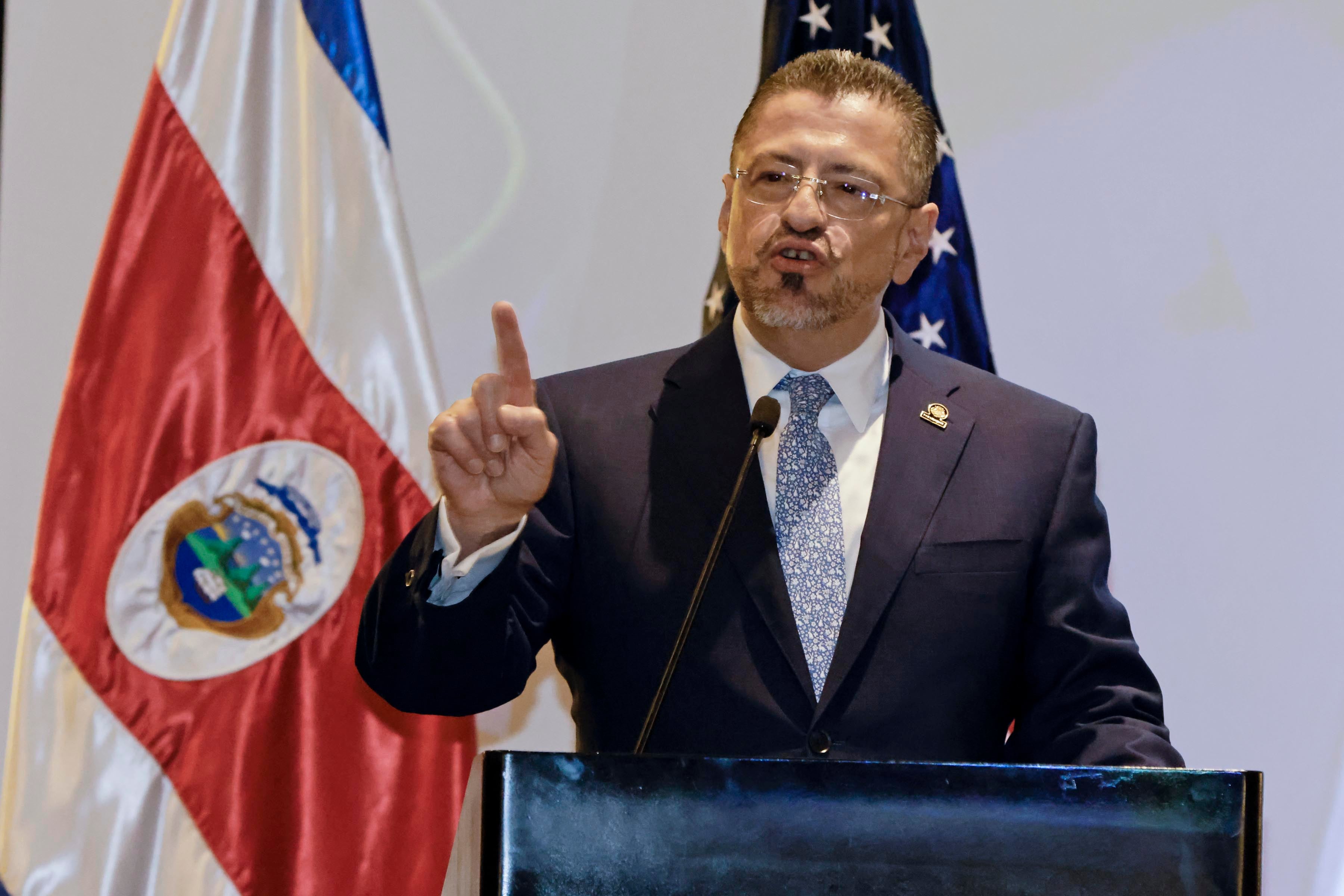21/03/2024. Hotel Real  Intercontinental, Escazú. Hora: 05:30 p.m. Lanzamiento de la Hoja de Ruta del Ecosistema de Semiconductores en Costa Rica, con la participación del presidente Rodrigo Chaves; el ministro de Comercio Exterior, Manuel Tovar; la secretaria de Comercio de Estados Unidos, Gina Raimondo, y la jefe del comando Sur, Laura Richardson. En la foto, Raimondo y Chaves se saludan. Fotos: Mayela López