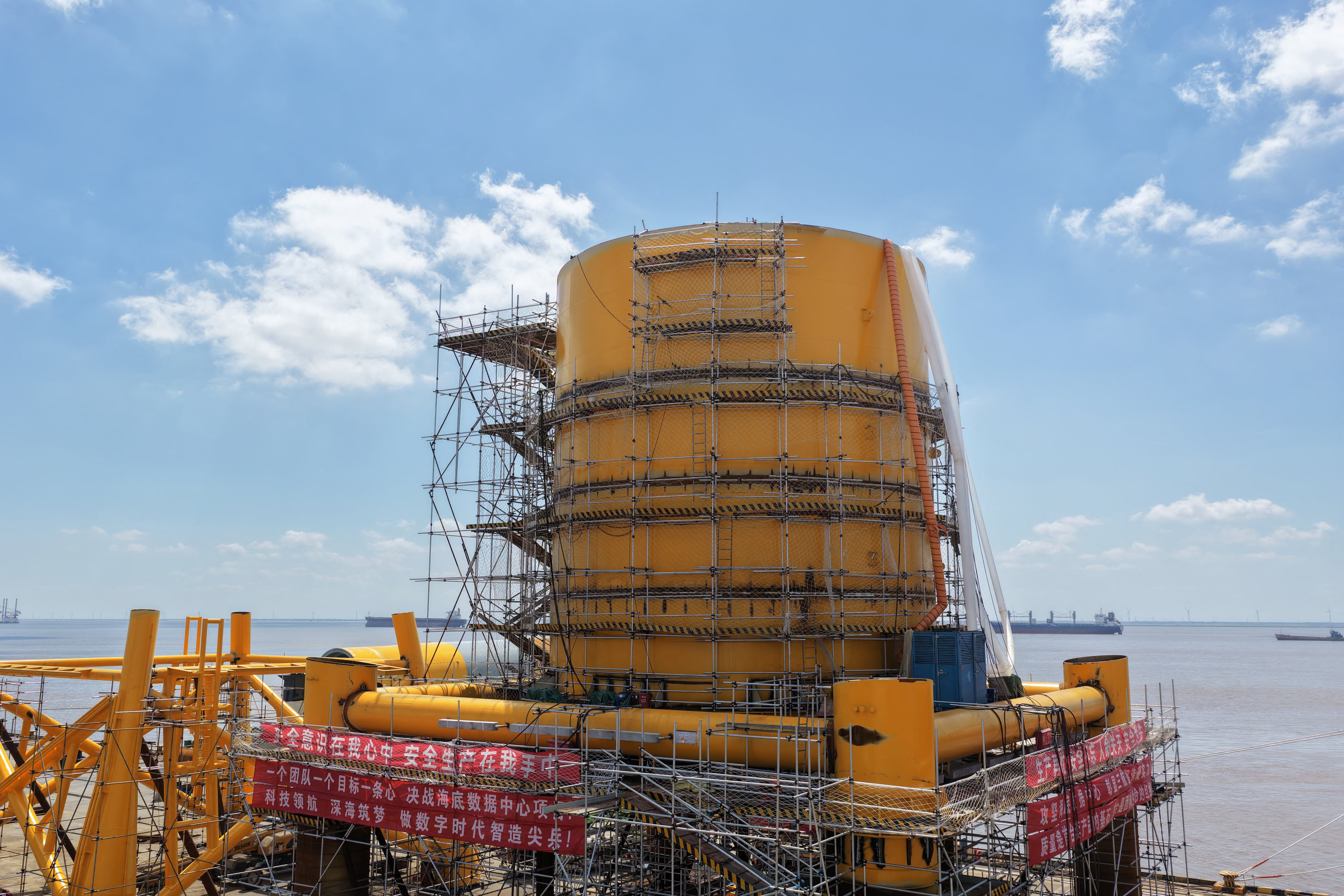 Un centro de datos submarino, desarrollado por la empresa china de tecnología marítima Highlander, se ve en construcción en un astillero de Nantong, provincia oriental china de Jingsu, el 11 de septiembre de 2025. Los centros de datos, que consumen mucha energía, se sobrecalientan, por lo que una empresa china planea sumergir un conjunto de servidores en el mar frente a Shanghái con la esperanza de resolver los problemas energéticos de la informática.