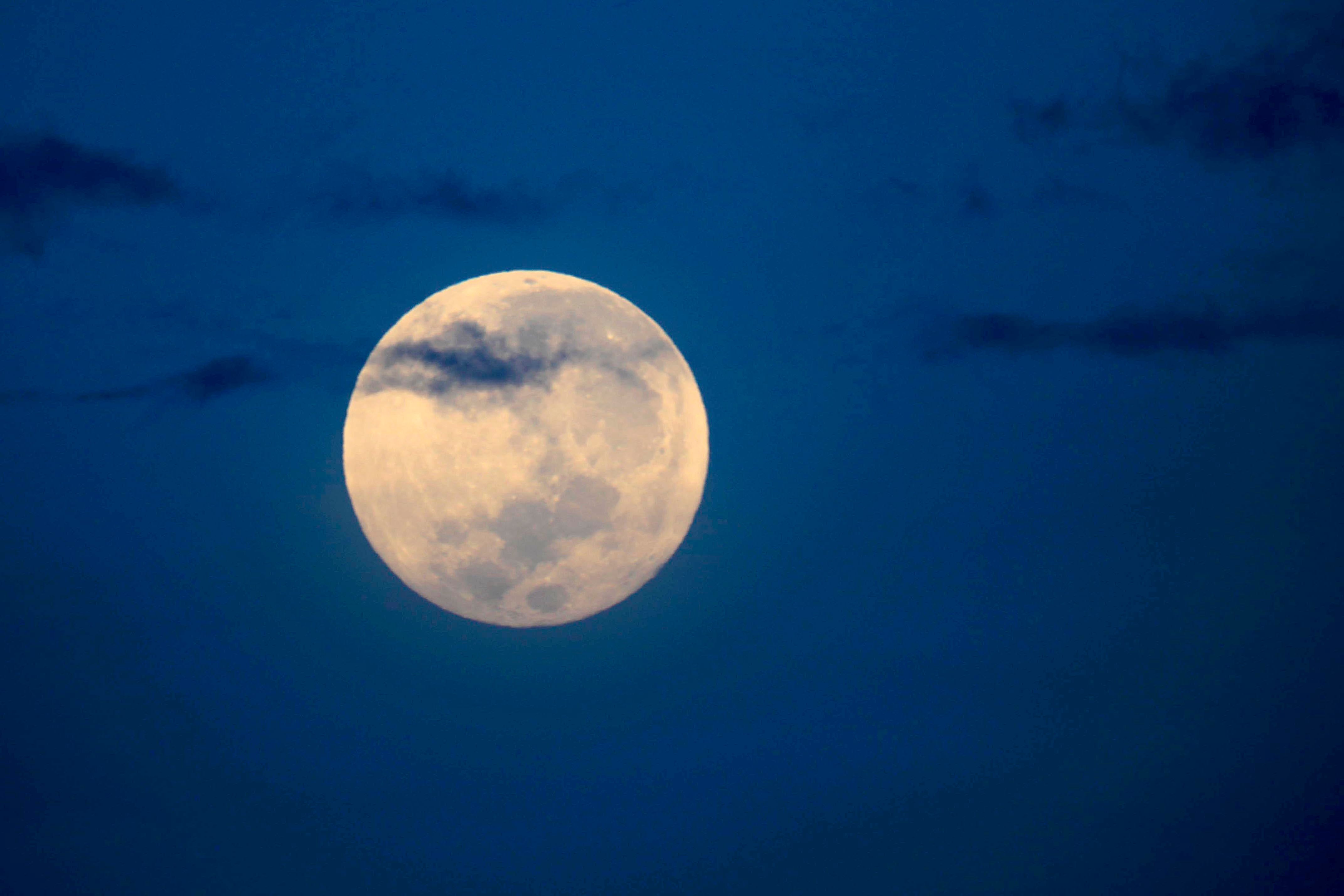 Así se despidió la superluna, sobre el aeropuerto Juan Santamaría, este jueves por la mañana. Fue la segunda de dos fases de luna llena en el mes de agosto que formó parte de un fenómeno poco frecuente al que se conoce como Luna Azul, aunque no tiene que ver con su color. El término en realidad se utiliza cuando se producen dos lunas llenas en un mismo mes del calendario, un evento poco común que solo puede ocurrir en los meses más largos. La próxima “luna azul” se espera para diciembre de 2024, otro mes con 31 días, y se repetirá hasta mayo de 2026.