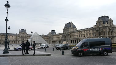 Robo en el Louvre: ladrones sustraen joyas durante la apertura del museo este domingo