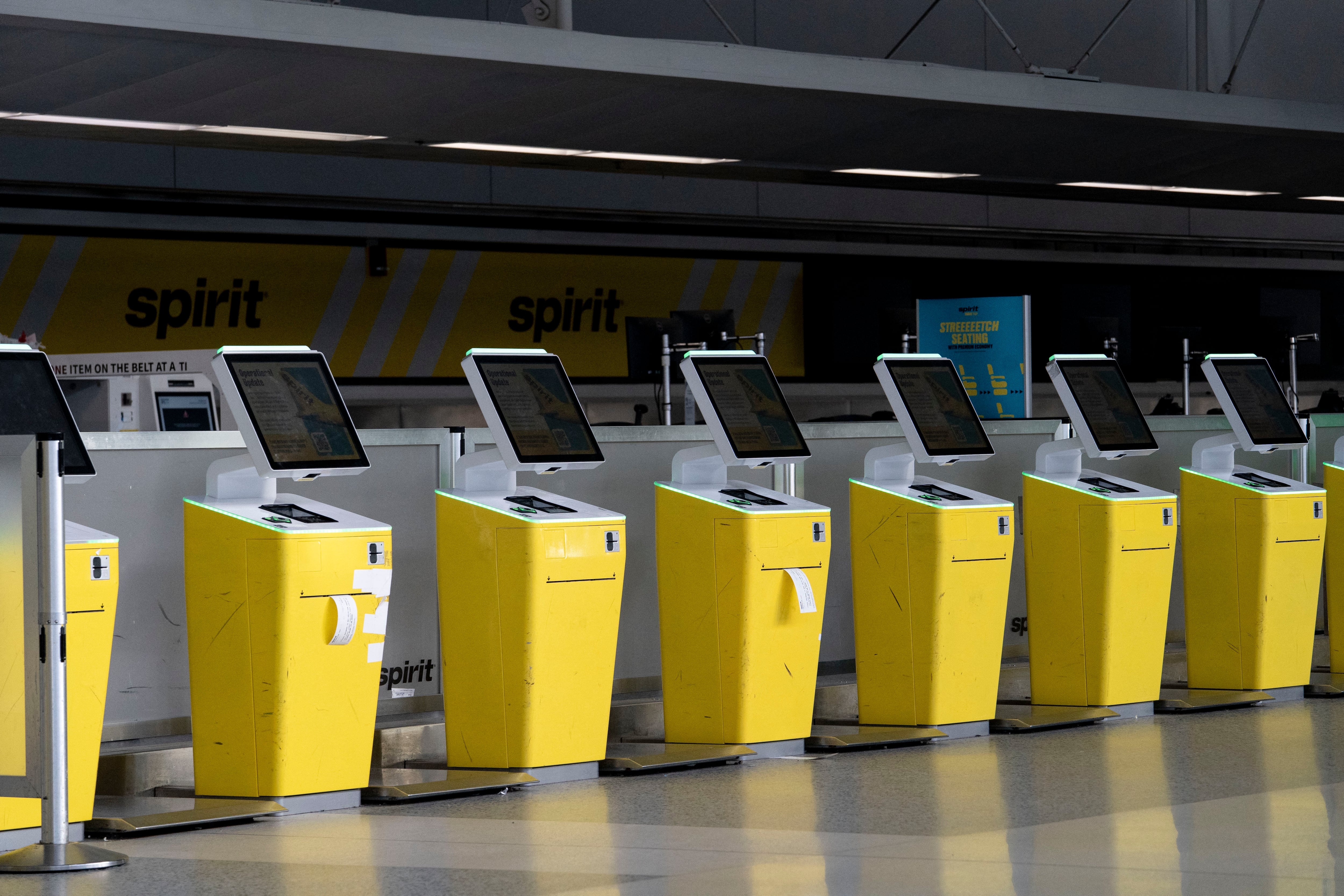 El mostrador de Spirit Airlines en el aeropuerto metropolitano de Detroit permanece cerrado tras el cese de operaciones de la aerolínea durante la noche. Spirit Aviation Holdings Inc. anunció que canceló todos los vuelos programados e inició el proceso de cierre de sus operaciones luego de no lograr financiamiento por parte de la administración de Donald Trump.
