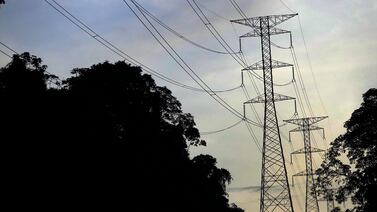 ¿Aumentó o disminuyó la inversión en proyectos eléctricos y en acueductos en los últimos años?