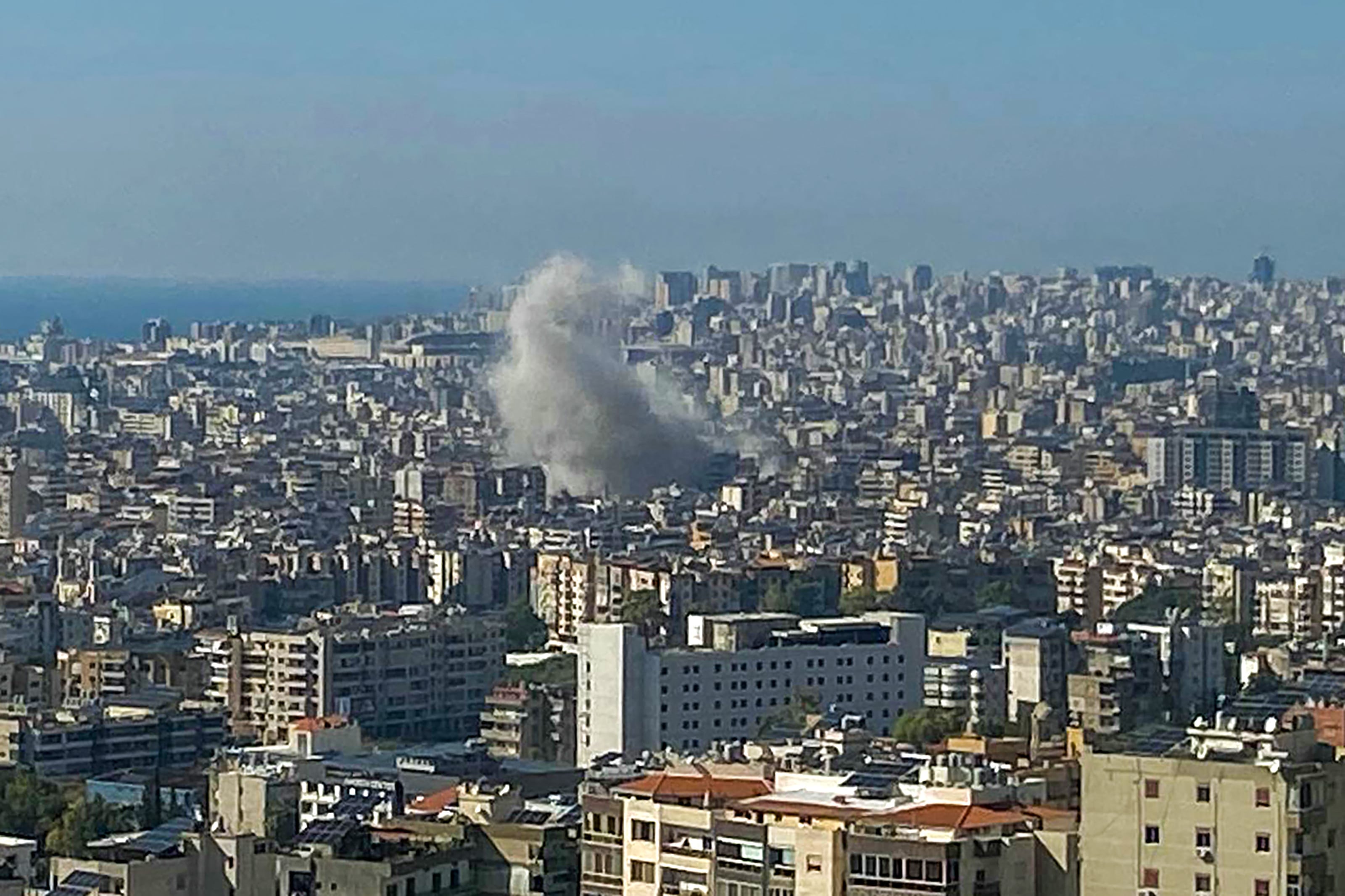 El humo se eleva desde el lugar del ataque aéreo israelí contra los suburbios del sur de Beirut.