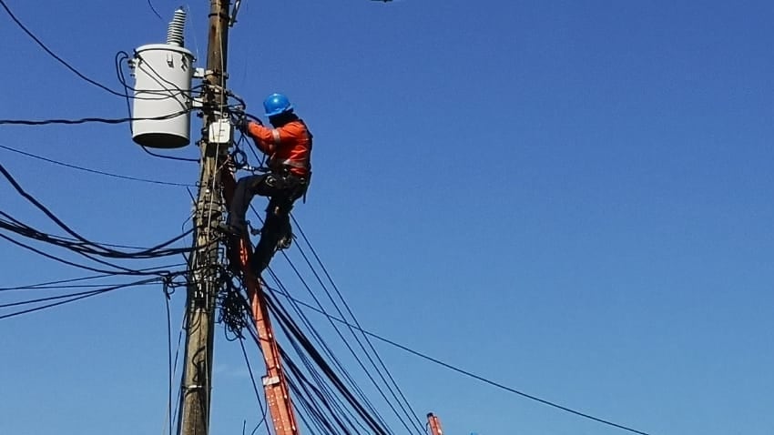 Parece que aquellos vivillos que se pegan directamente a los cables eléctricos en los postes de luz de la Compañía Nacional de Fuerza y Luz (CNFL) para robar energía tiene sus días contados con la llegada de un nuevo sistema que blinda completamente los cables