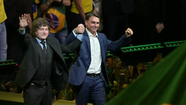 En nombre de su padre y con Milei como invitado: el hijo de Jair Bolsonaro oficializa su candidatura presidencial en Brasil