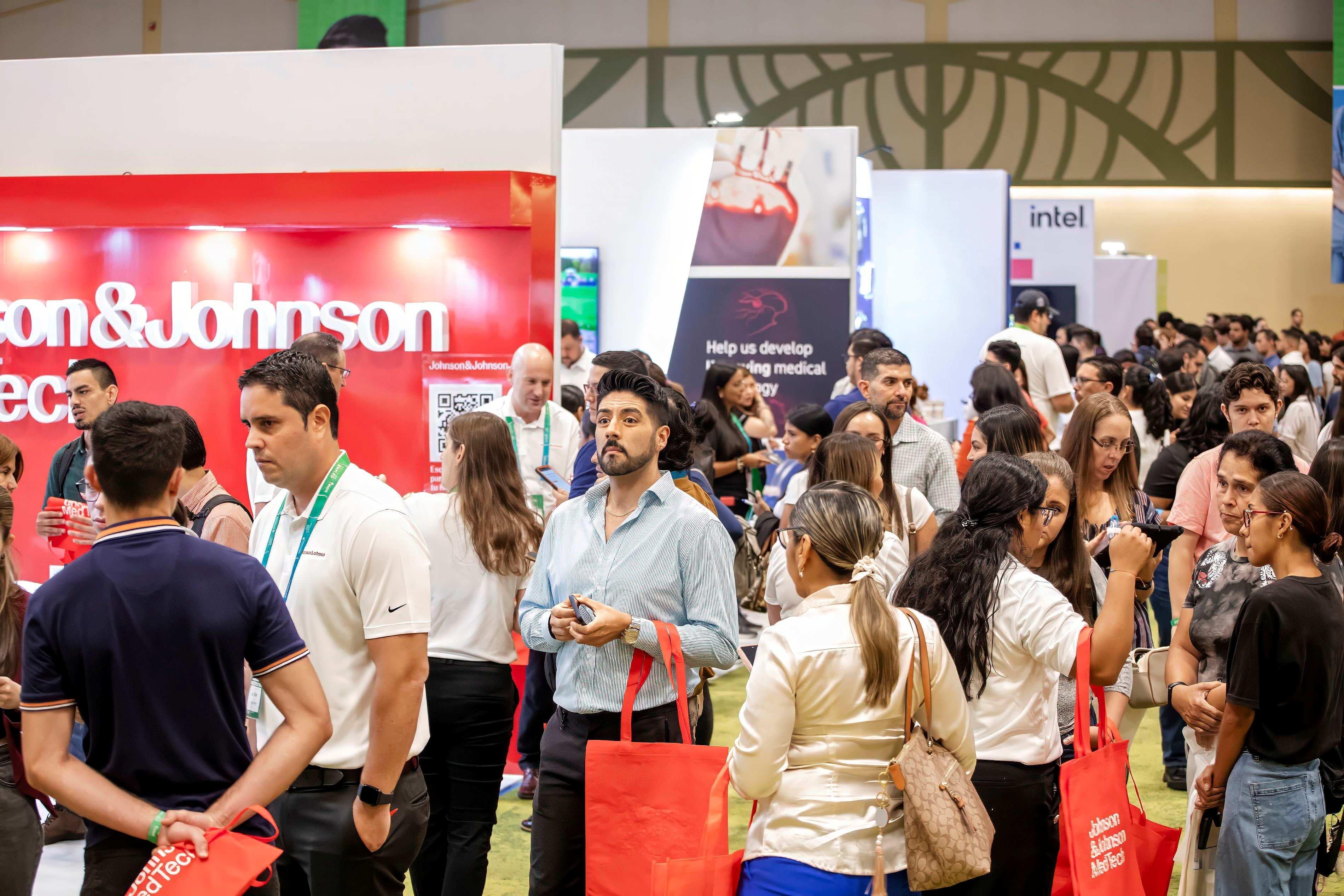 Asistentes visitan los estands de las más de 100 empresas participantes en la Feria de Empleo Talent Costa Rica, que se realiza este 9 y 10 de mayo en el Centro de Convenciones. La actividad ofrece más de 7.000 oportunidades laborales en sectores clave como servicios, tecnologías de la información, y ciencias de la vida.