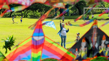 ¿Seguir trasladando feriados? Plan extendería fines de semana largos pero tendría impacto mínimo en primeros años de ejecución