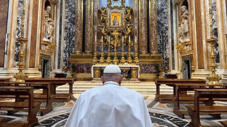 El papa Francisco, en las primeras horas de la tarde de este sábado 12 de abril, fue a la basílica de Santa María la Mayor, a pocas horas del inicio de la Semana Santa.