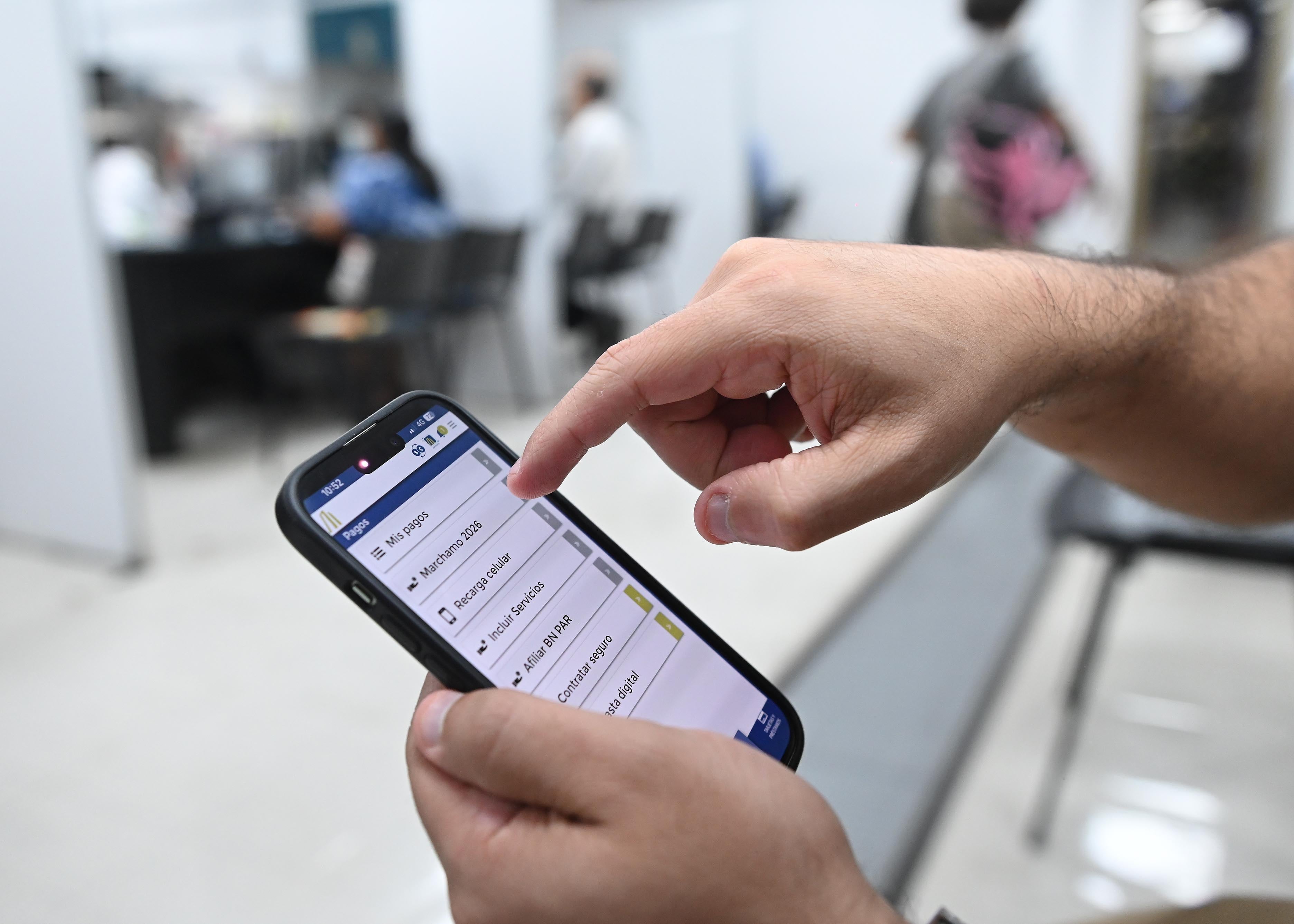 10 de noviembre del 2025. Banco Nacional, San José. Entrevista a Leticia Arguedas quien es la directora de la experiencia de marca del Banco Nacional. En la entrevista se anunció el inicio de la navidad en esa institución asi como un sistema de premios y facilidades para todos los usuarios de tarjetas durante las fiestas de fin y principio de año incluyendo a aquellos que pagen el marchamo a través de las plataformas del banco. En la foto: Leticia Arguedas durante la entrevista.