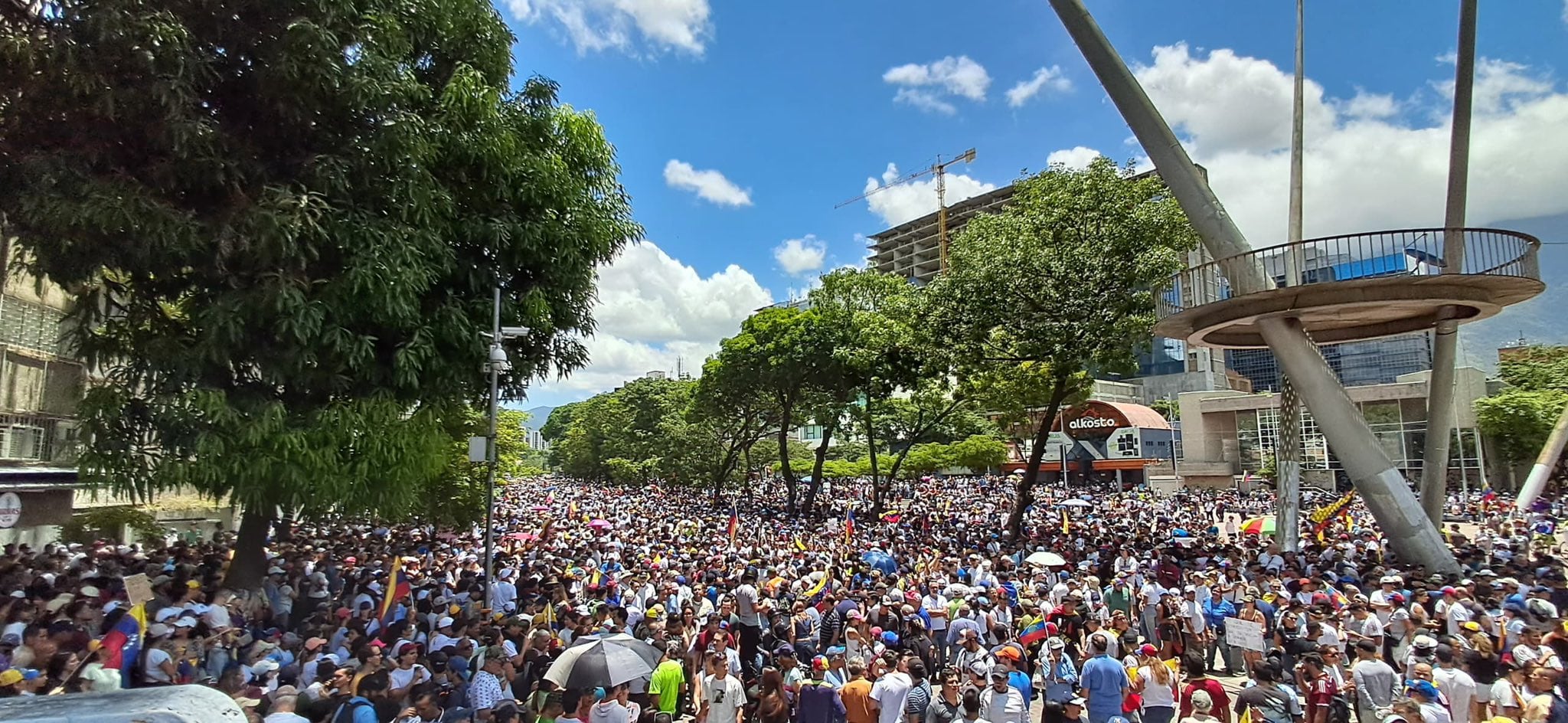 Miles de Venezolanos se movilizaron por las calles de Caaracas el sábado 3 de julio, el objetivo es evidenciar el descontento que existe porque el Consejo Nacional Electoral no hace públicas las actas electorales que demuestran los resultados que indiquen que Nicolás Maduro obtuvo la reelección. Foto: Partido Vente