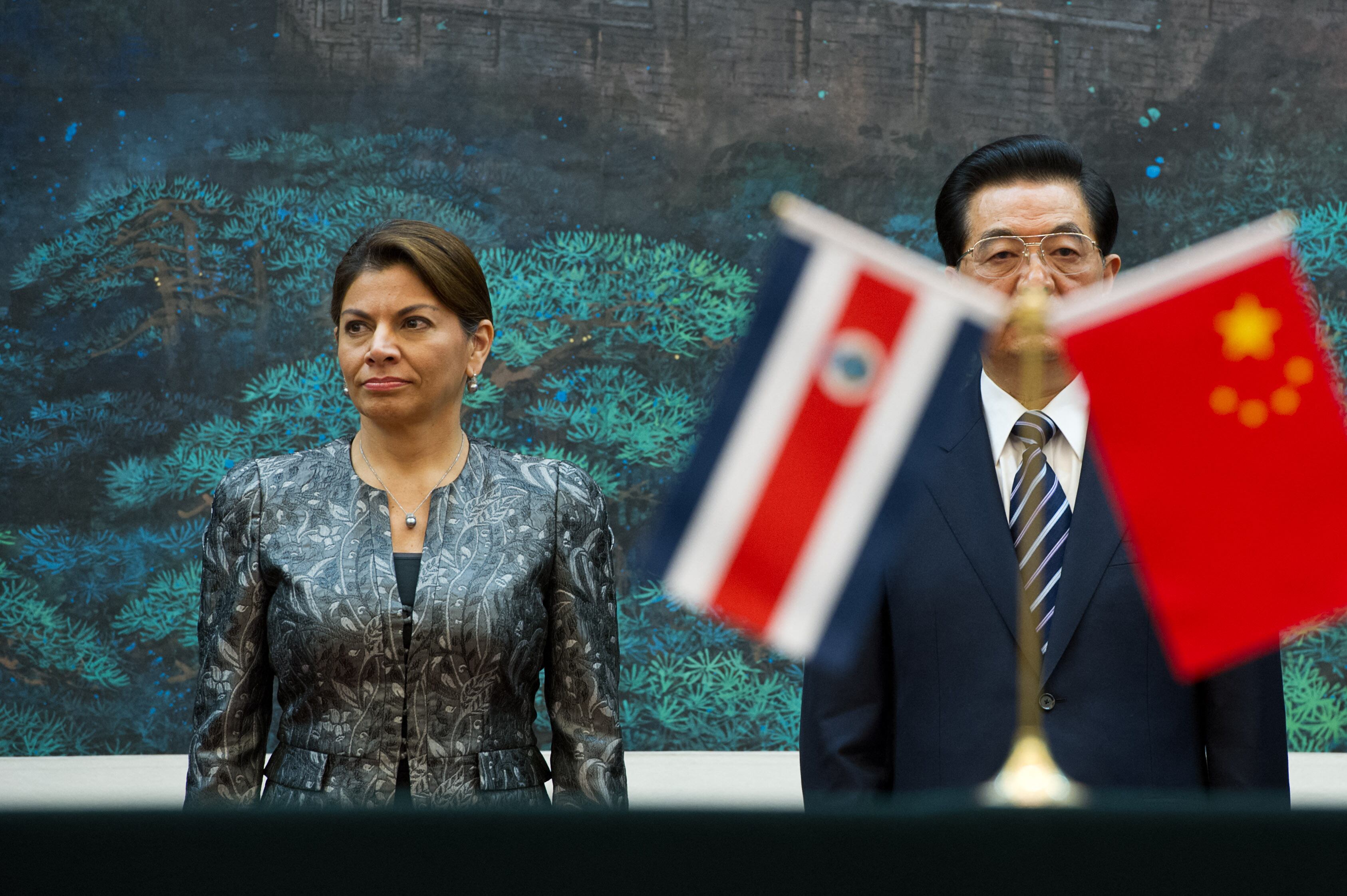 La presidenta de Costa Rica, Laura Chinchilla (izq.), junto al presidente de China, Hu Jintao, durante una ceremonia de firma en el Gran Palacio del Pueblo en Pekín el 16 de agosto de 2012. Chinchilla realiza su primera visita de Estado a China para impulsar las relaciones bilaterales. AFP PHOTO / Ed Jones (Foto de Ed Jones / AFP)