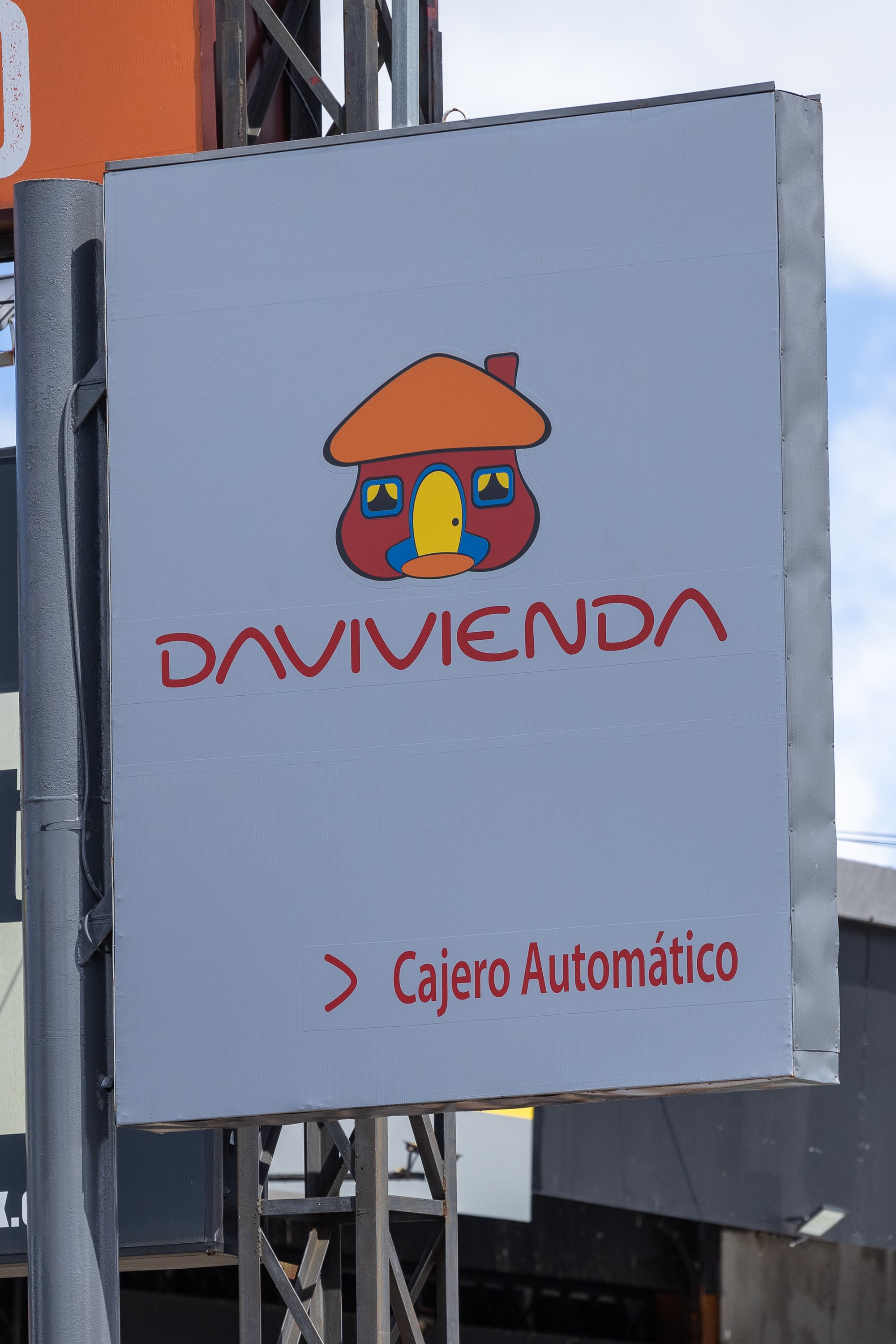 Fotografías ilustrativas de las fachadas del los edificios de Davivienda y Scotiabank.
