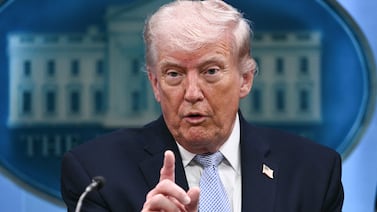 Trump ordena un bloqueo a la navegación por el estrecho de Ormuz