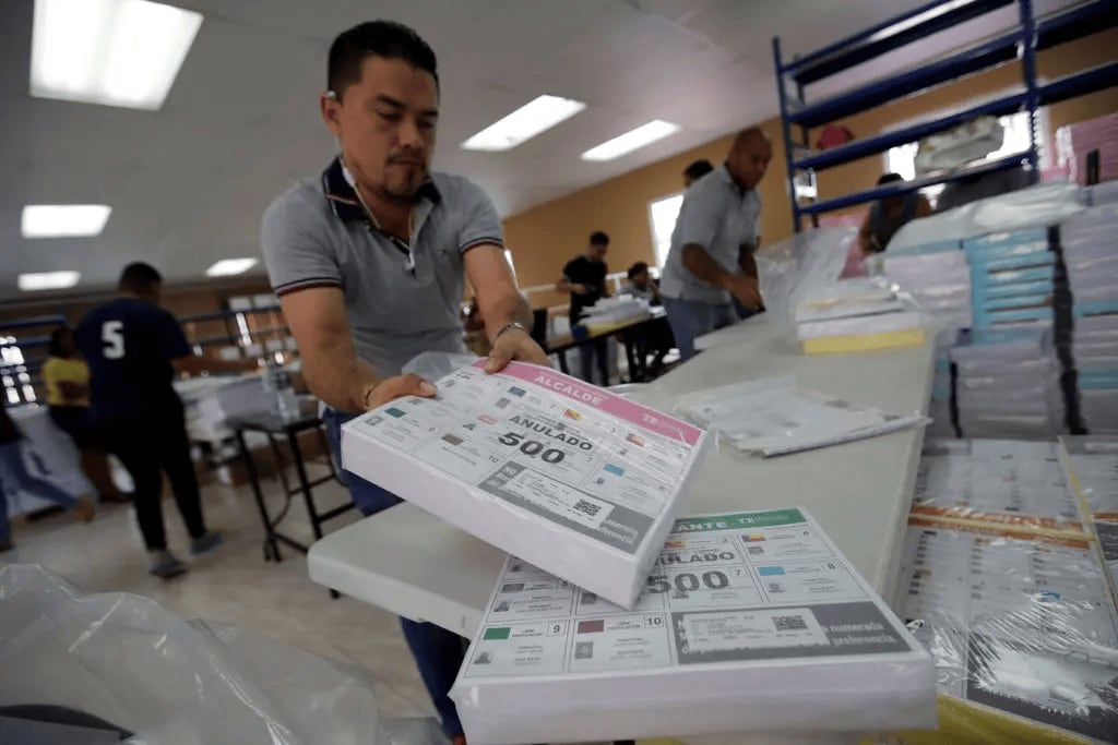 Miembros del Tribunal Electoral de Panamá organizan las boletas para las elecciones del 5 de mayo, en las cuales 2,7 millones de panameños votarán para renovar todos los cargos de elección popular. Foto: Bienvenido Velasco/EPA vía Shutterstock