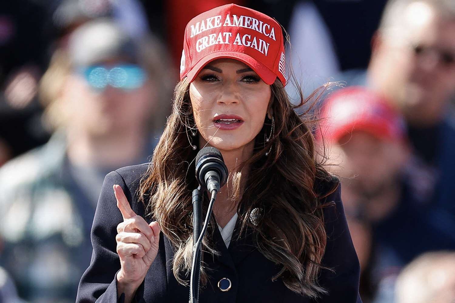 La gobernadora de Dakota del Sur, Kristi Noem, durante un mitin del PAC Buckeye Values en Vandalia, Ohio, el 16 de marzo de 2024. Foto: KAMIL KRZACZYNSKI/AFP VIA GETTY IMAGES