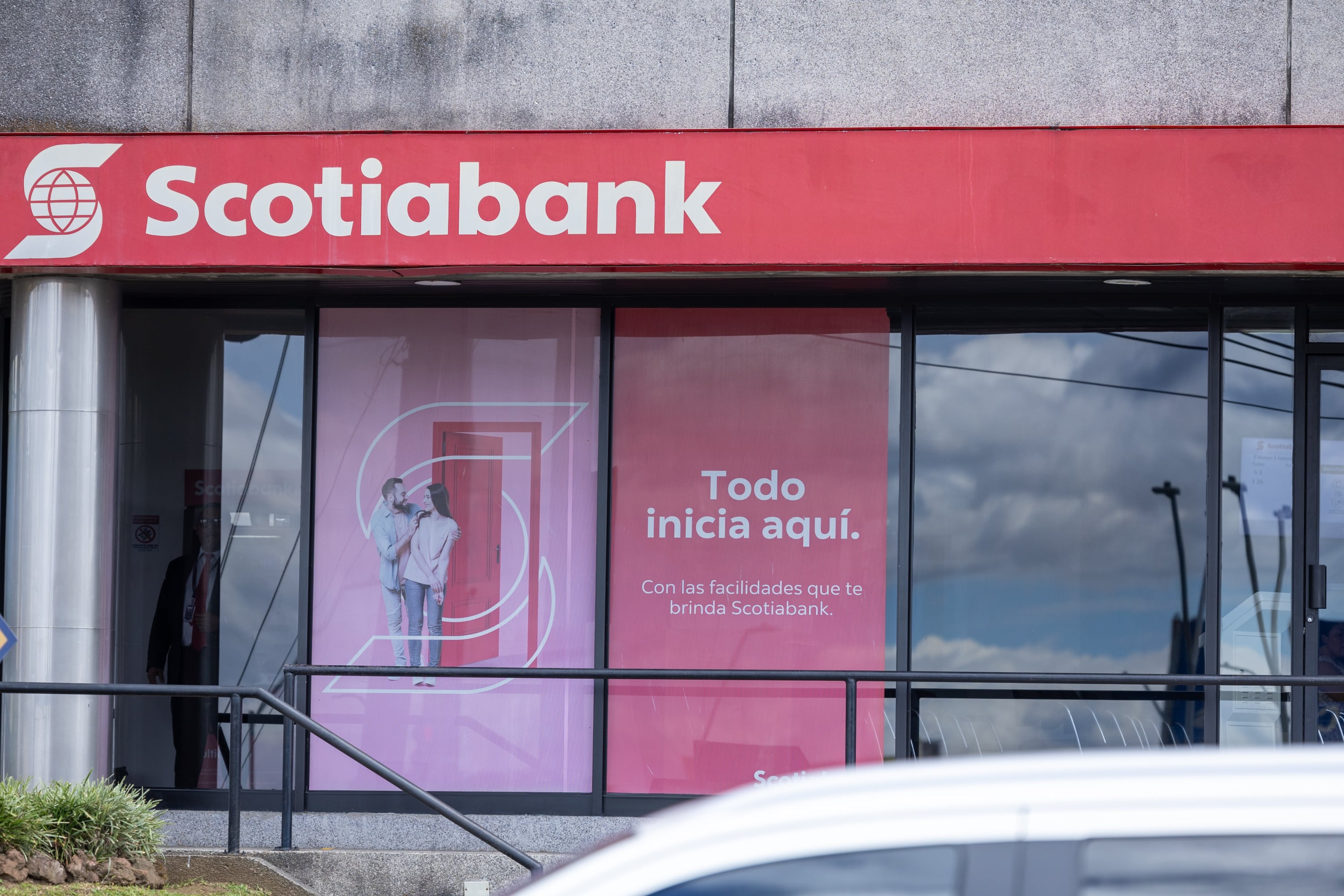 Fotografías ilustrativas de las fachadas del los edificios de Davivienda y Scotiabank.