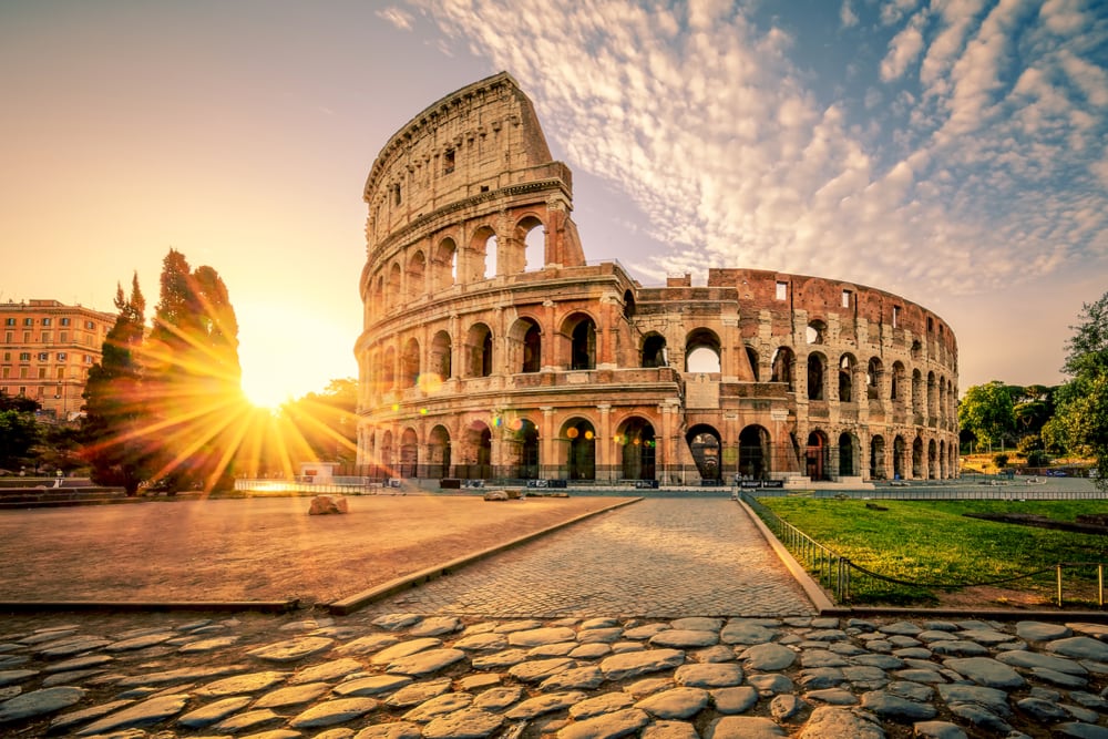 Amanecer en el coliseo romano