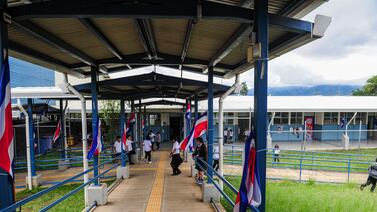 ¿Costa Rica obtiene resultados académicos altos o bajos para su nivel de inversión en educación?