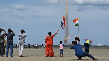 India logra insertar misión espacial no tripulada en órbita lunar