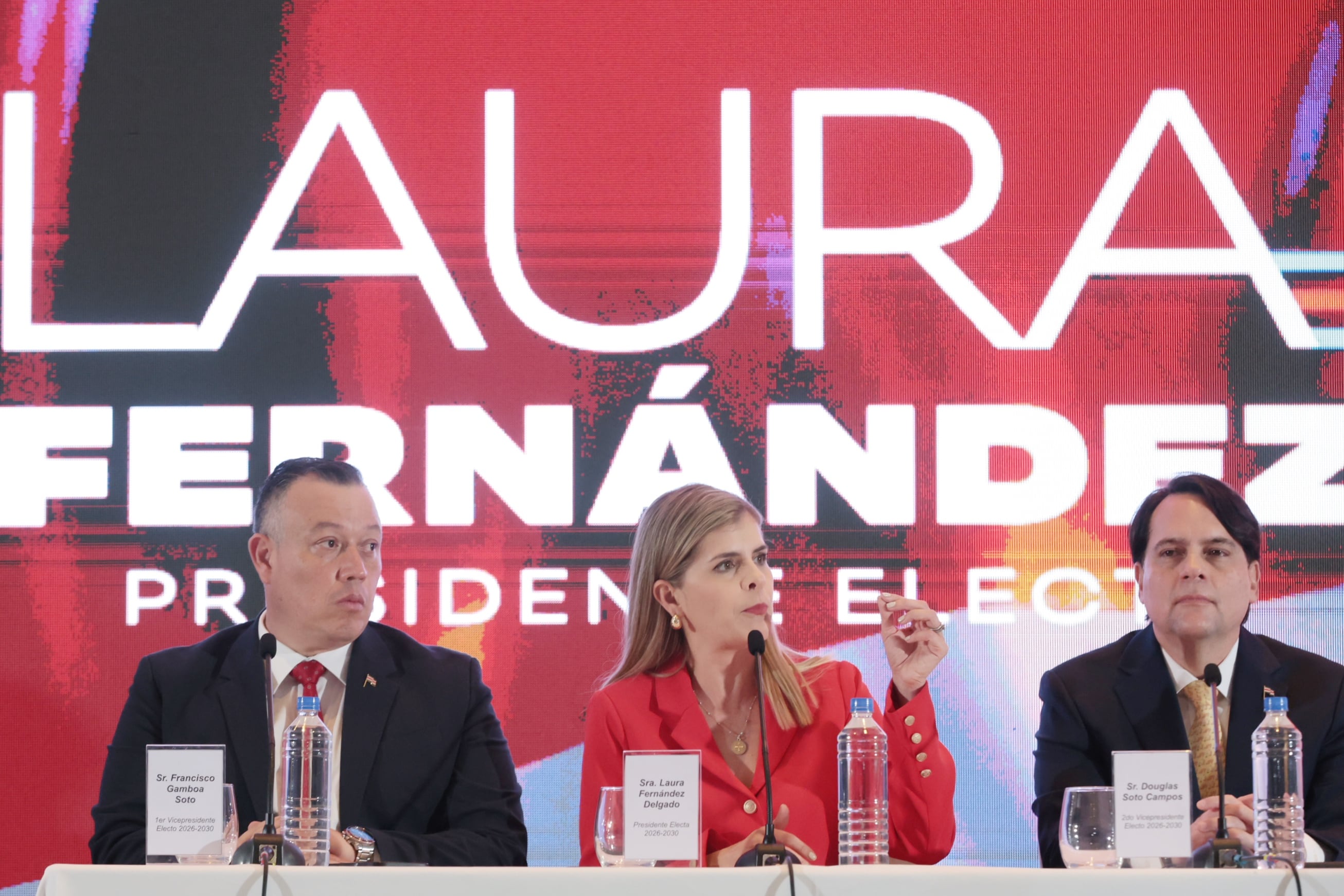 02/02/2026/ La presidente electa Laura Fernández brinda su primera conferencia de prensa junto a su esquivo de gobierno el vicepresidente electo Francisco Gamboa y el 2do vicepresidente electo Douglas Soto en el Holiday Inn AUROLA / Foto John Durán