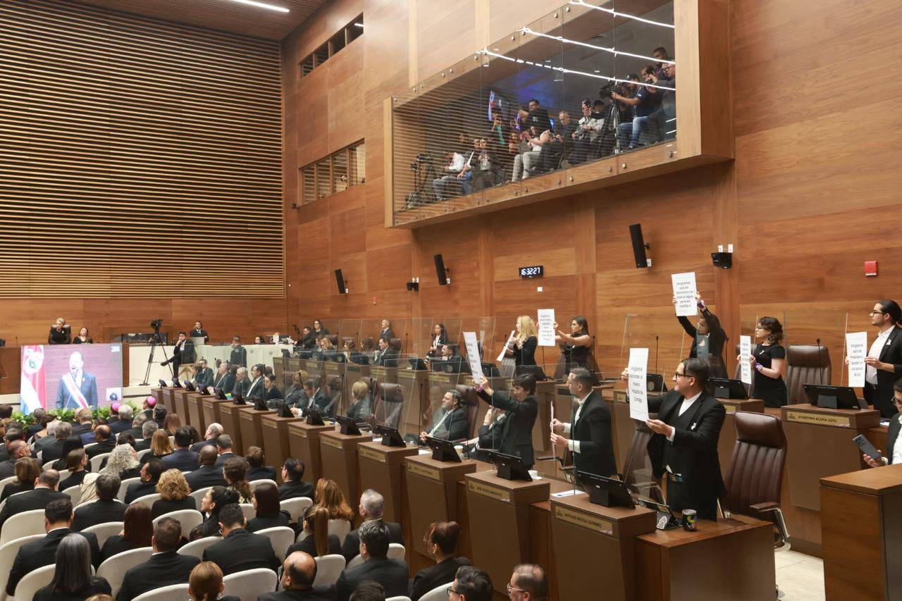 Diputados muestran mensajes de protesta durante discurso de Rodrigo Chaves