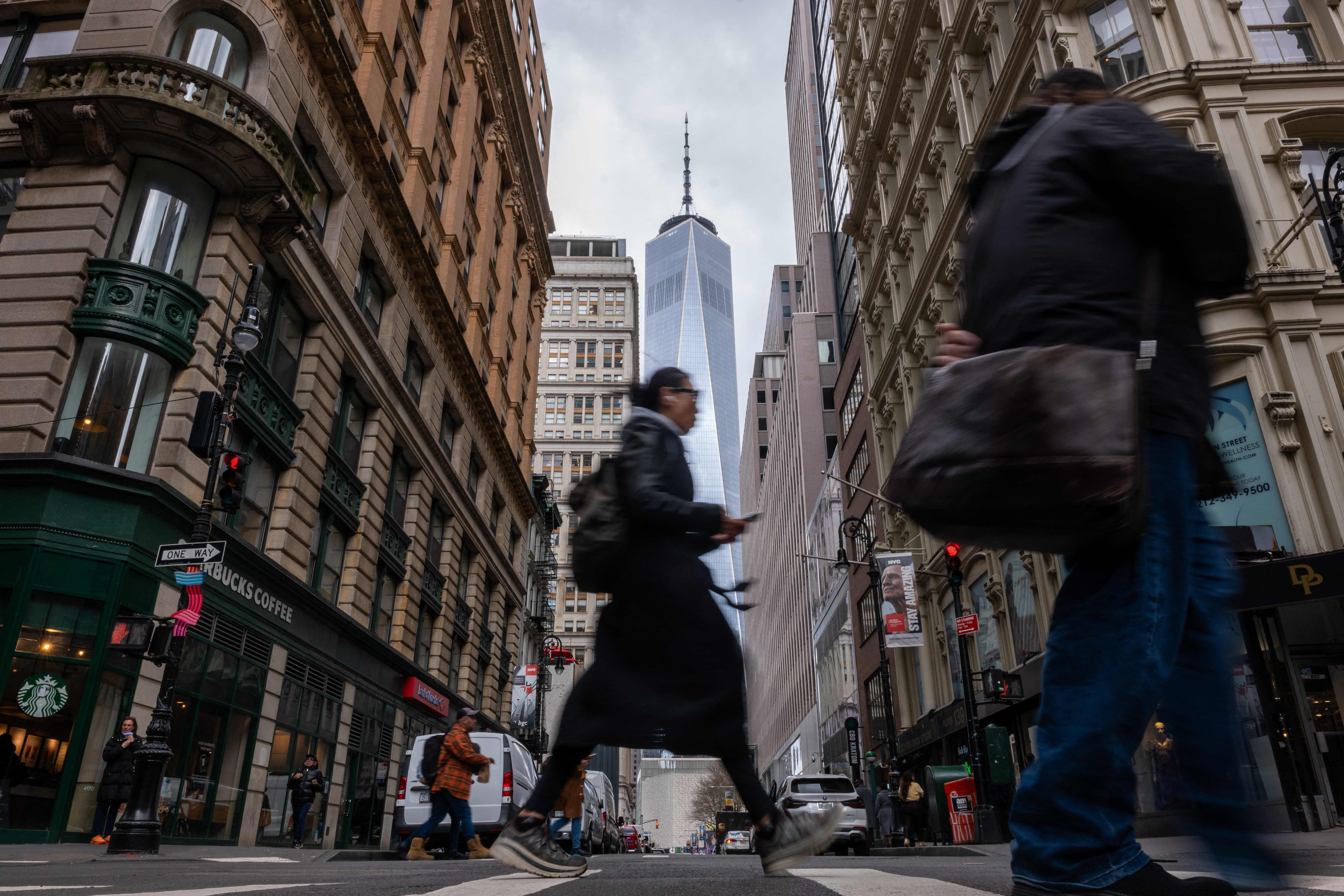 La gente camina por el bajo Manhattan momentos después de que la ciudad de Nueva York y partes de Nueva Jersey experimentaran un fuerte sismo de magnitud 4,8 este viernes en la ciudad de Nueva York. No se reportaron heridos en el terremoto de la mañana, pero muchas personas informaron temblores visibles en edificios y casas. Los temblores se sintieron desde Filadelfia hasta Boston. (Foto de SPENCER PLATT / GETTY IMAGES NORTEAMÉRICA /