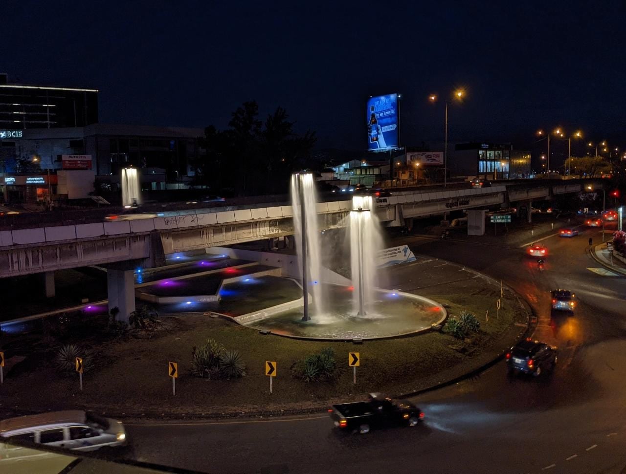 La Fuente de la Hispanidad en San Pedro de Montes de Oca, centro de celebraciones y protestas, volvió a mostrar agua en sus columnas “lloronas” y su juego de luces este lunes 22 de marzo, Día Mundial del Agua, tras casi un año de estar inactiva.