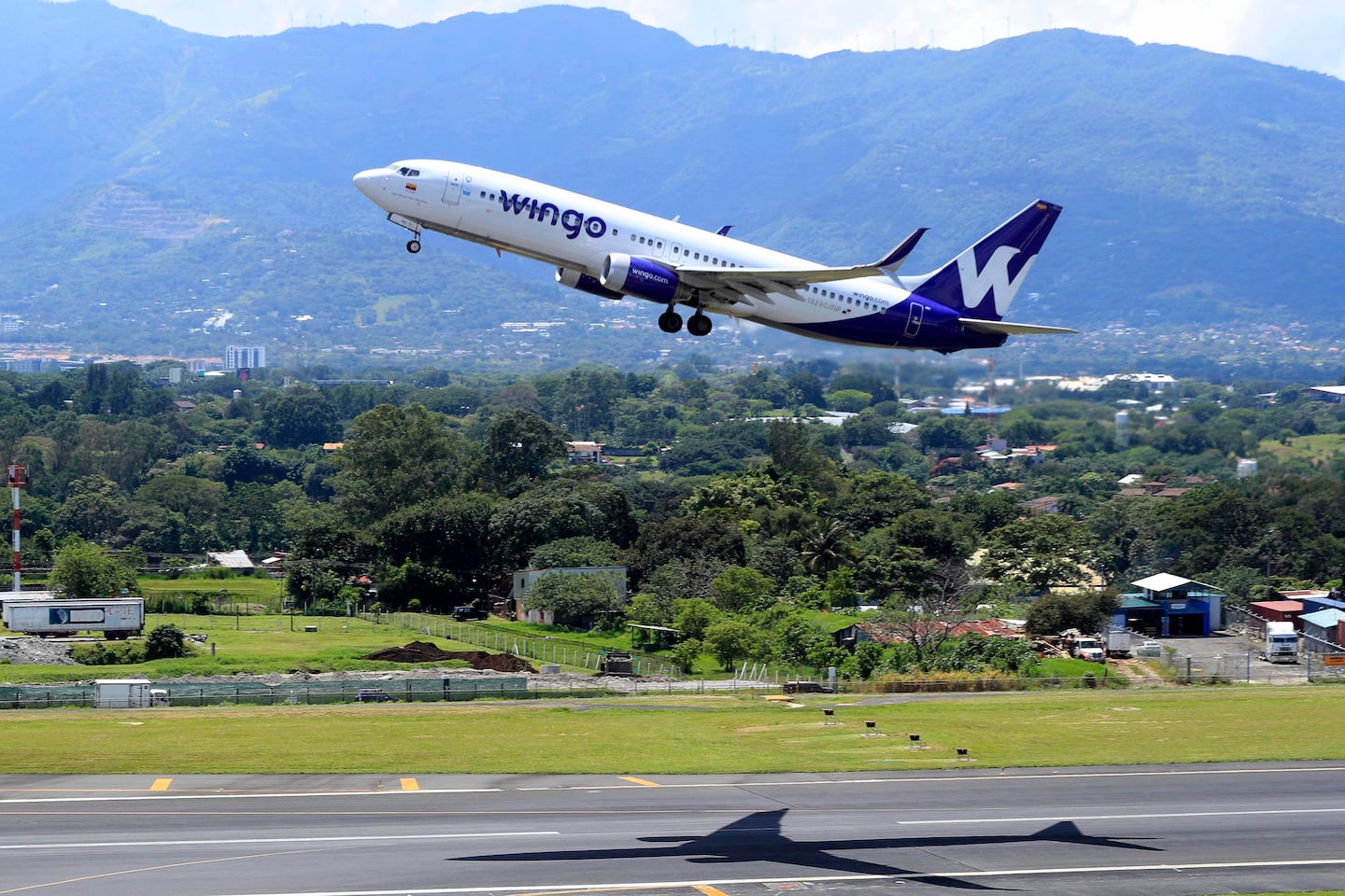 Wingo, aerolínea de bajo costo, anuncia ruta directa entre San José y Medellín El Financiero
