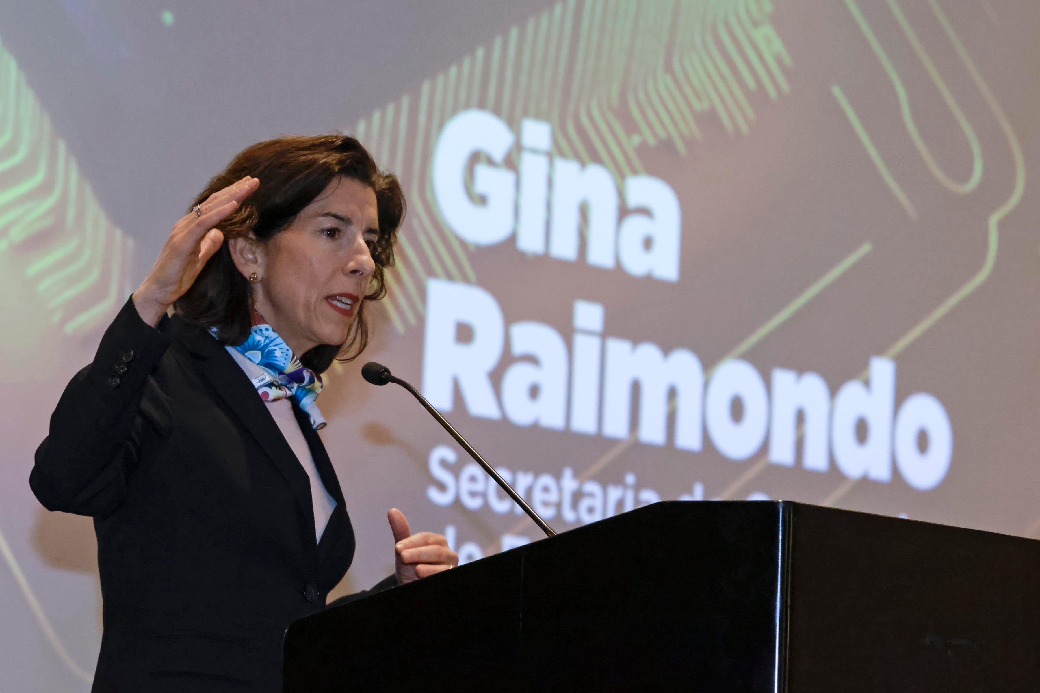 21/03/2024. Hotel Real  Intercontinental, Escazú. Hora: 05:30 p.m. Lanzamiento de la Hoja de Ruta del Ecosistema de Semiconductores en Costa Rica, con la participación del presidente Rodrigo Chaves; el ministro de Comercio Exterior, Manuel Tovar; la secretaria de Comercio de Estados Unidos, Gina Raimondo, y la jefe del comando Sur, Laura Richardson. En la foto, Raimondo y Chaves se saludan. Fotos: Mayela López