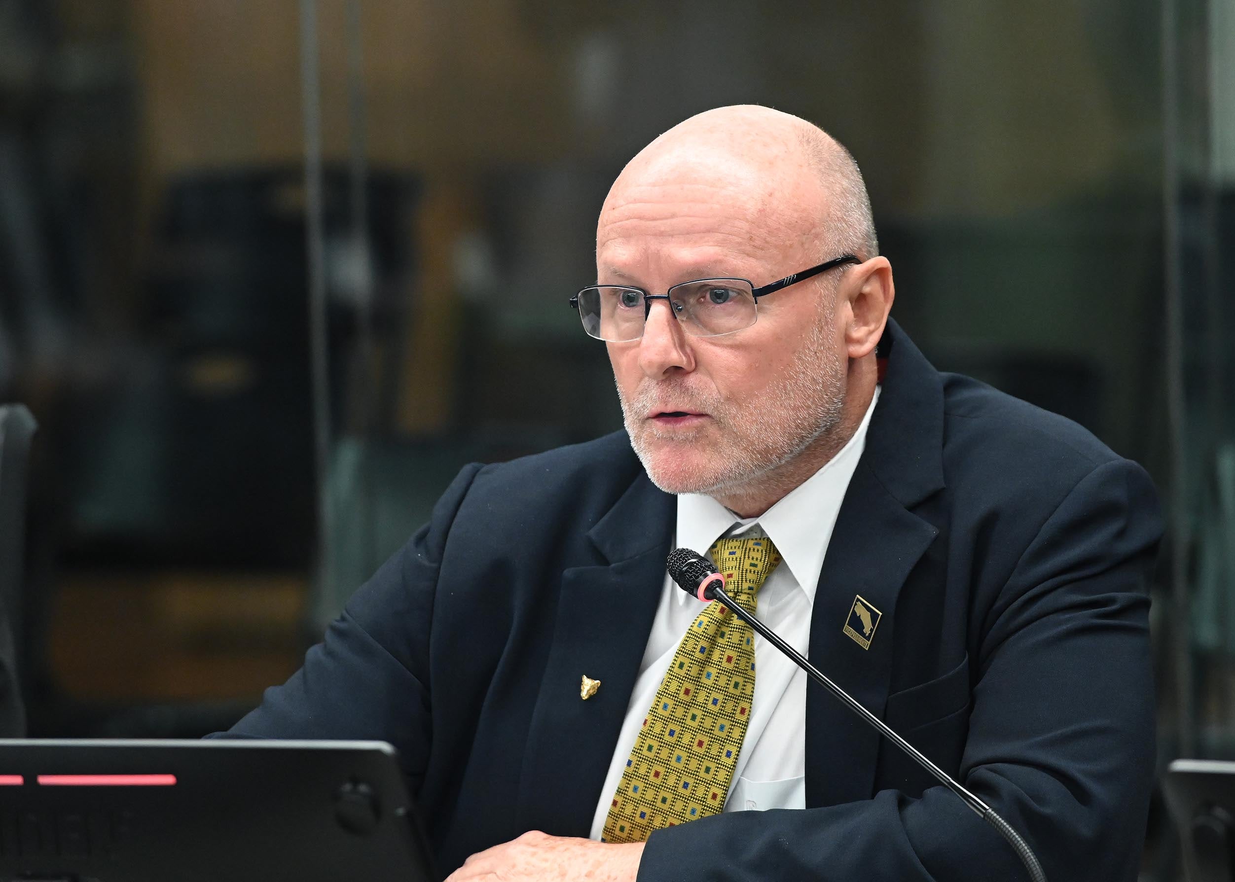 23 de junio del 2025. Asamblea Legislativa. 18:00 hrs. Comparecencia del vicepresidente de la República Stephan Brunner ante comisión legislativa de Control de ingreso y gasto público. Brunner deberá exolicar a los diutados el proceso de investigación contra la Junta Directiva del Banco Nacional destituida por el gobierno el pasado 28 de mayo. En la foto: Stephan Brunner durante el interrogatorio. Foto: Albert Marín