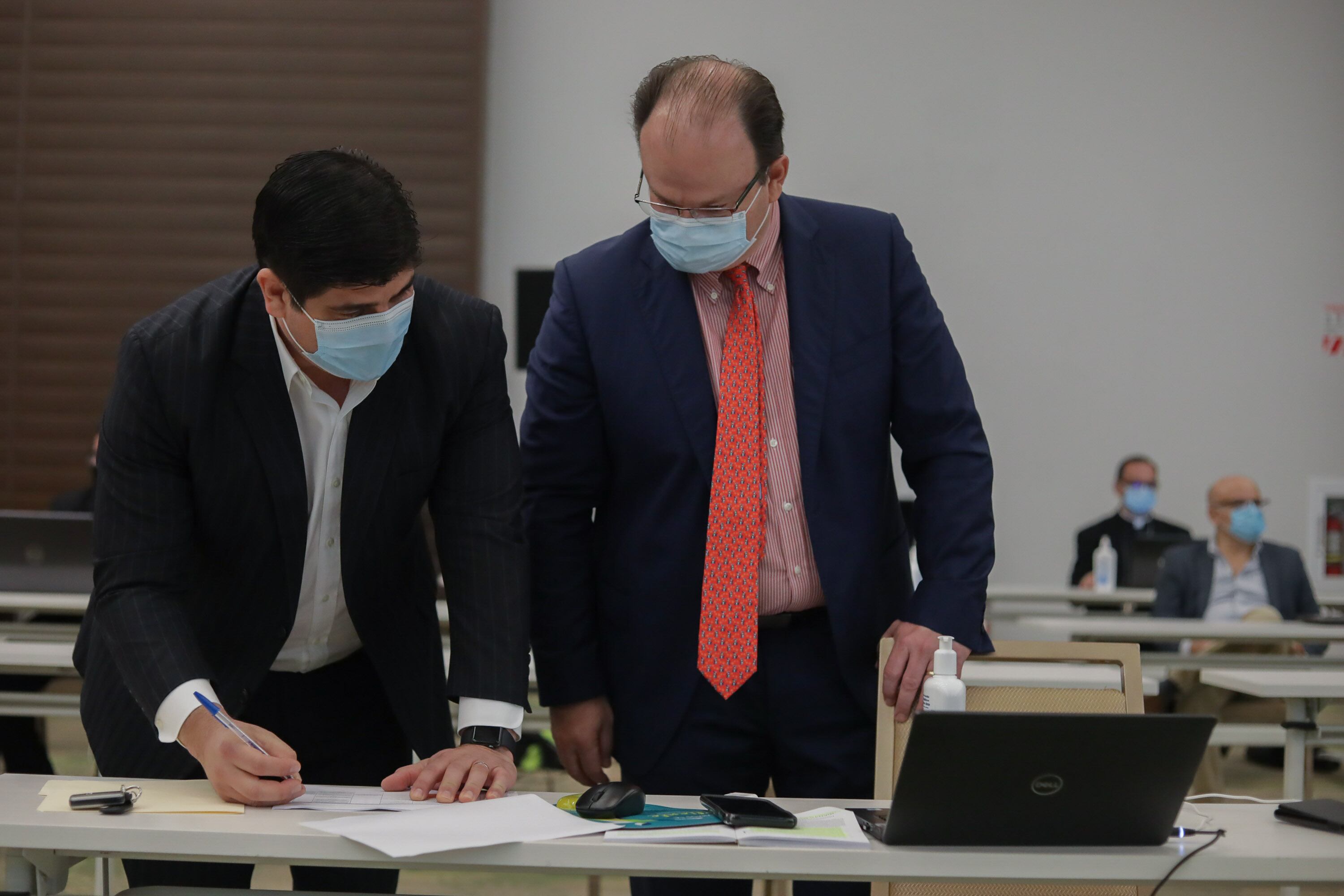 El presidente Carlos Alvarado y Elian Villegas, ministro de Hacienda, consideran "valiosa" la propuesta de cobrar un impuesto a las utilidades de las grande sempresas y a los salarios públicos y privados. Sin embargo, ambos coinciden en que la iniciativa requiere ajustes. Foto: Roberto Carlos Sánchez, Presidencia.