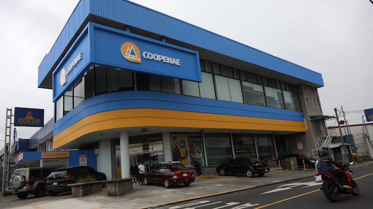 ¿Por qué se fusionan los bancos y las cooperativas? Absorciones podrían marcar el futuro de la banca en Costa Rica