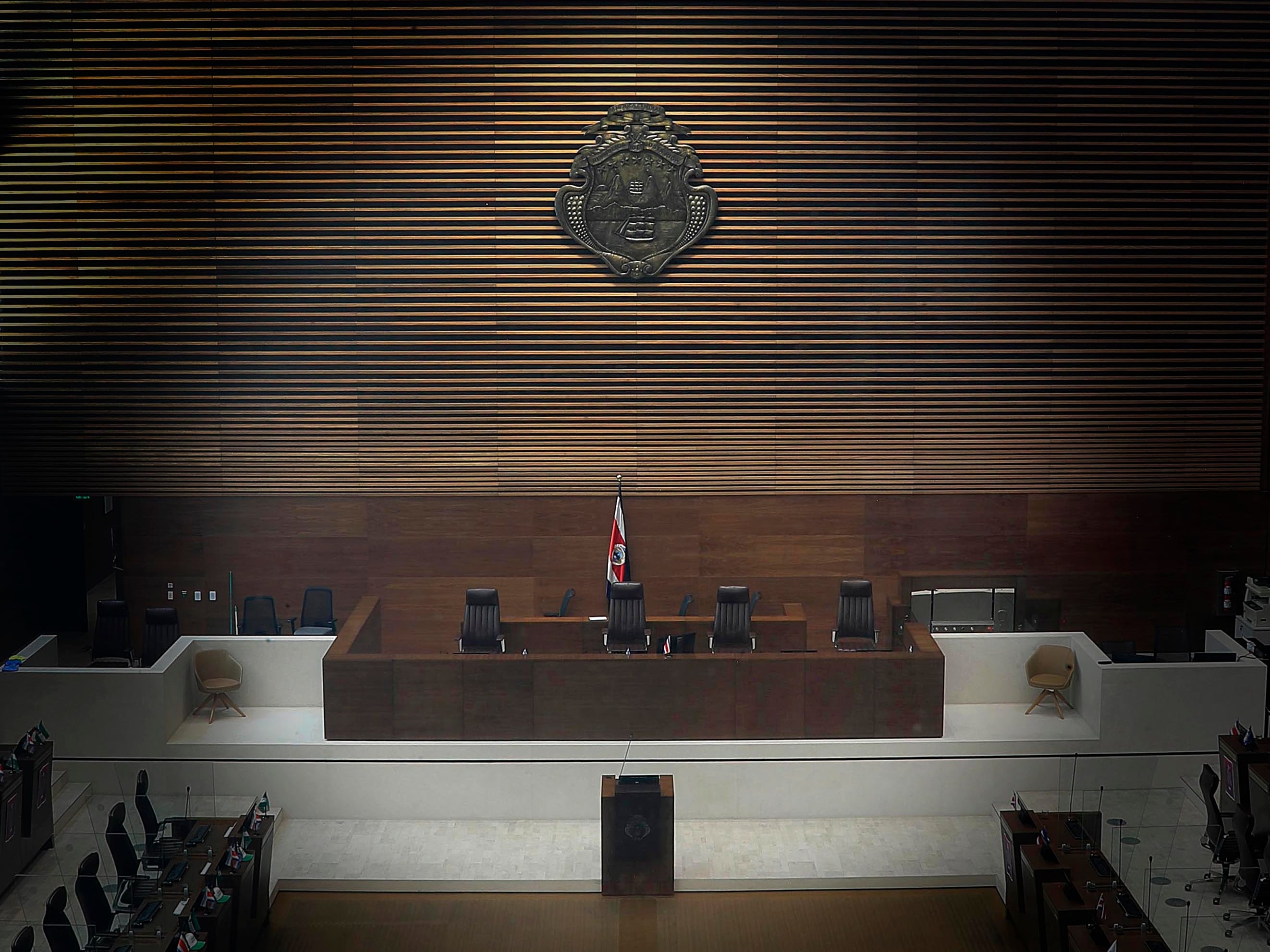 25/04/2023 Asamblea Legislativa. El Plenario se prepara para el primer cambio de directorio político de la actual administración. Las curules, ahora vacías, estarán ocupadas por los diputados de todas las fracciones, que lucirán elegantes durante la sesión solemne de este lunes primero de mayo.