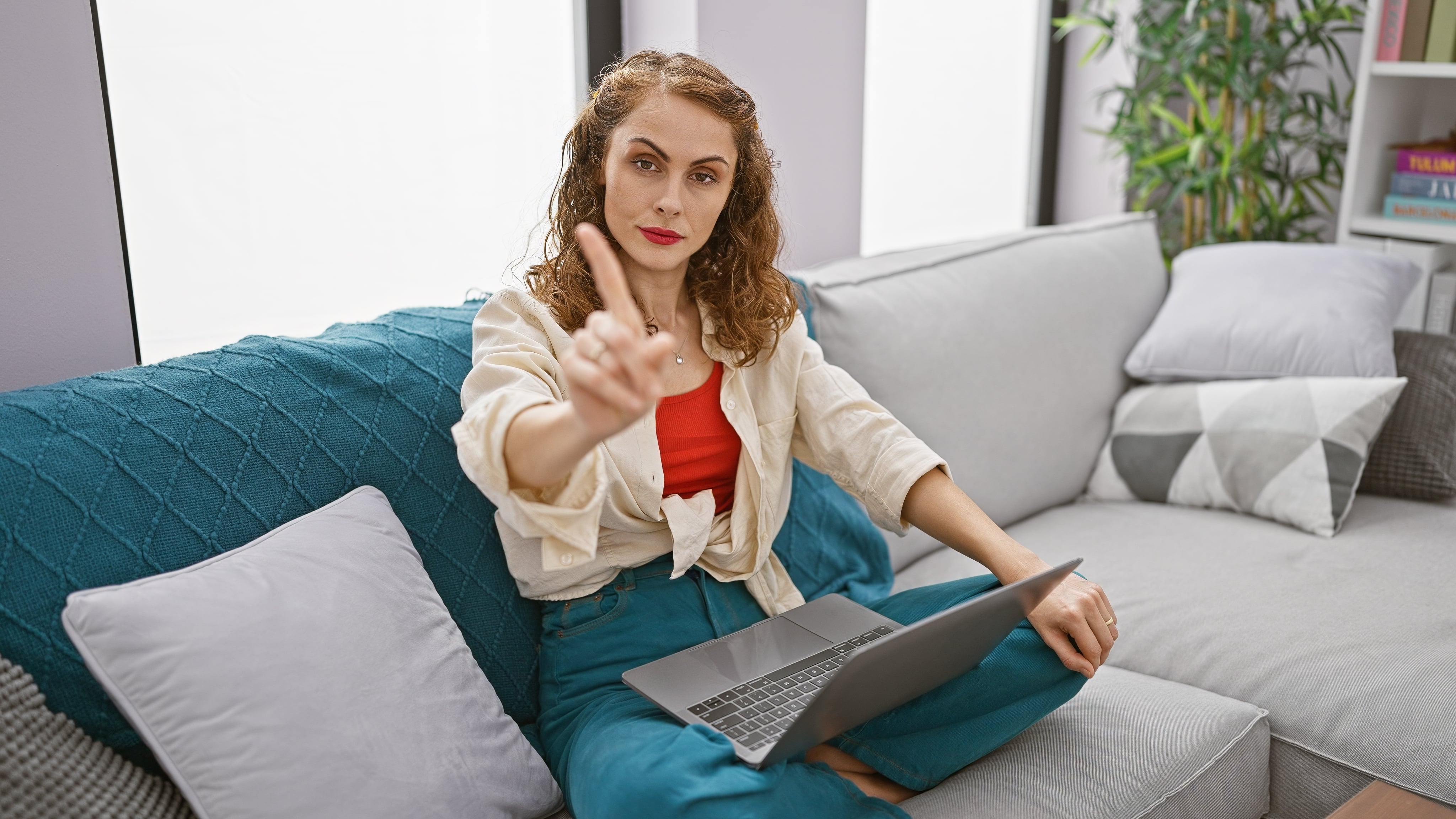 Mujer haciendo un gesto de negación con la mano