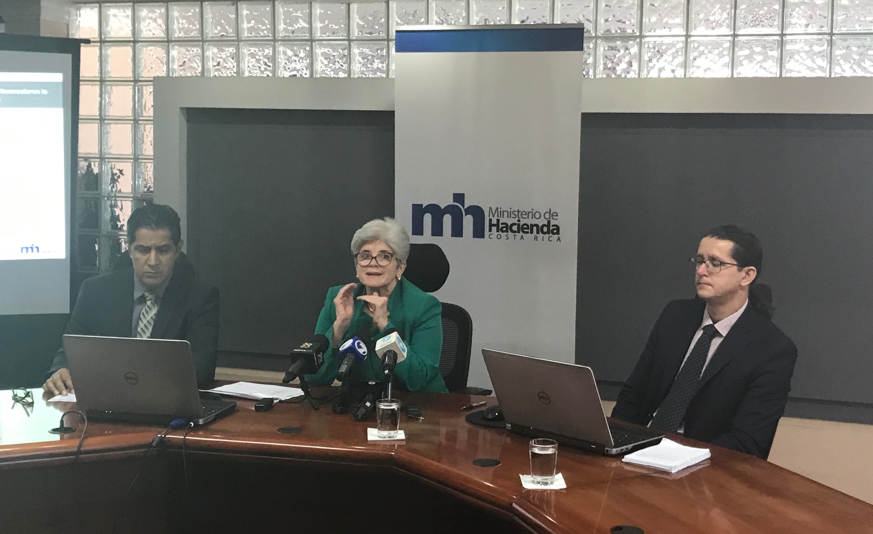 Rocío Aguilar, ministra de Hacienda, informó que en el mes de setiembre hubo un superávit primario de ¢44.000 millones como efecto de la entrada en vigencia del IVA. La funcionaria anunció los resultados fiscales este 10 de octubre, a su lado los viceministros Nogui Acosta y Rodolfo Cordero. Foto: Óscar Rodríguez A.
