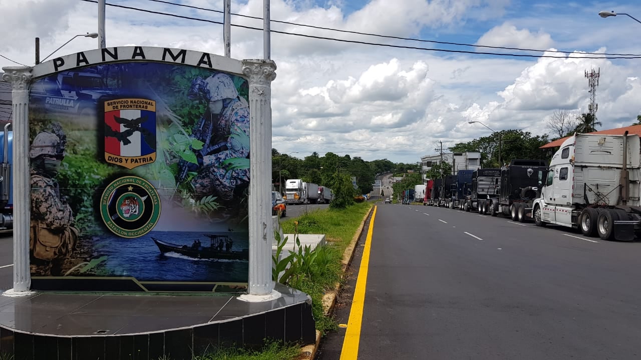 La fila de camiones a las 11:30 a.m. del 21 de mayo en Paso Canoas. Los transportistas panameños se niegan a mover alrededor de 100 unidades, pues no aceptan el acuerdo entre los gobiernos de su país y Costa Rica. Foto: Freddy Parrales
