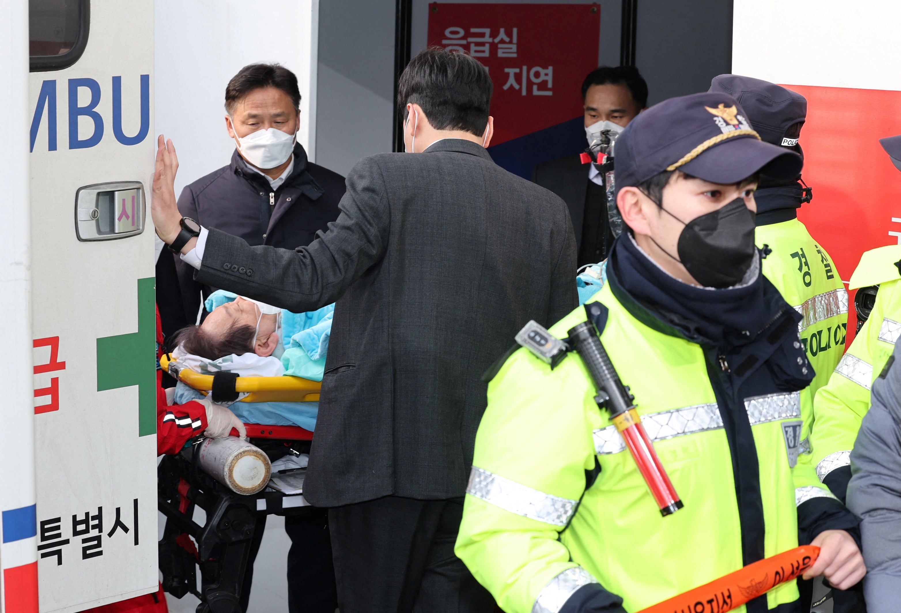 Lee Jae-myung, líder de la oposición en Corea del Sur, fue apuñalado este 2 de enero de 2024.