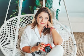 Ni la caída de la fotografía tradicional ni las cámaras de los móviles la hundieron: más bien su negocio creció y hasta tuvo que crear un estudio