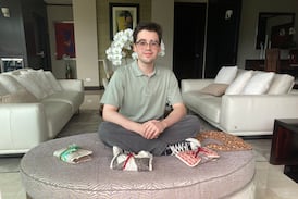 Joven emprendedor continúa legado familiar con su negocio de almohadillas o sacos de termoterapia