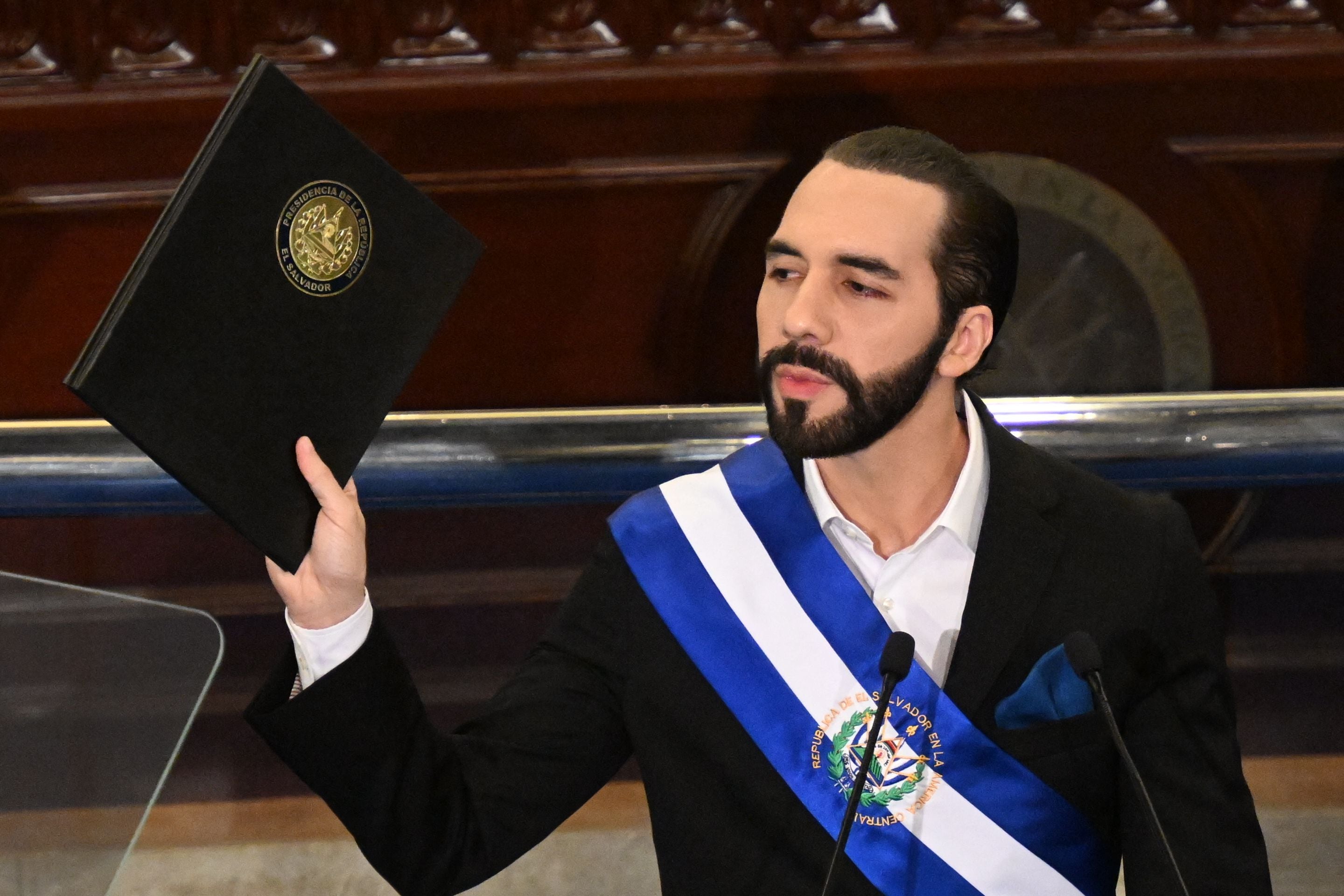 El presidente salvadoreño, Nayib Bukele, pronuncia su discurso anual a la nación con motivo de su cuarto año en el cargo en la Asamblea Legislativa de San Salvador el 1°. de junio de 2023. (Foto de MARVIN RECINOS / AFP)