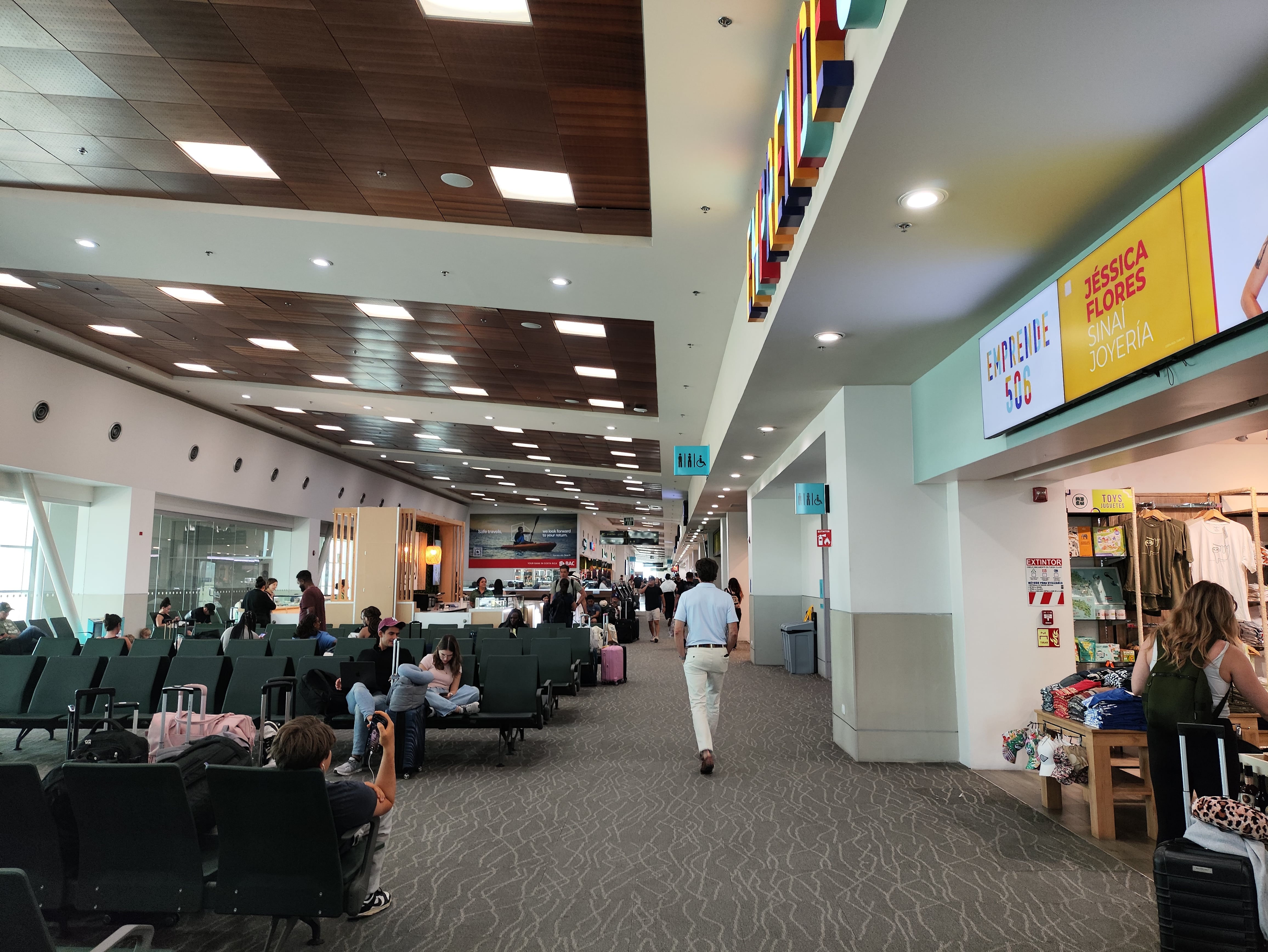 Interior del aeropuerto Internacional Daniel Oduber, en Liberia, Guanacaste.
